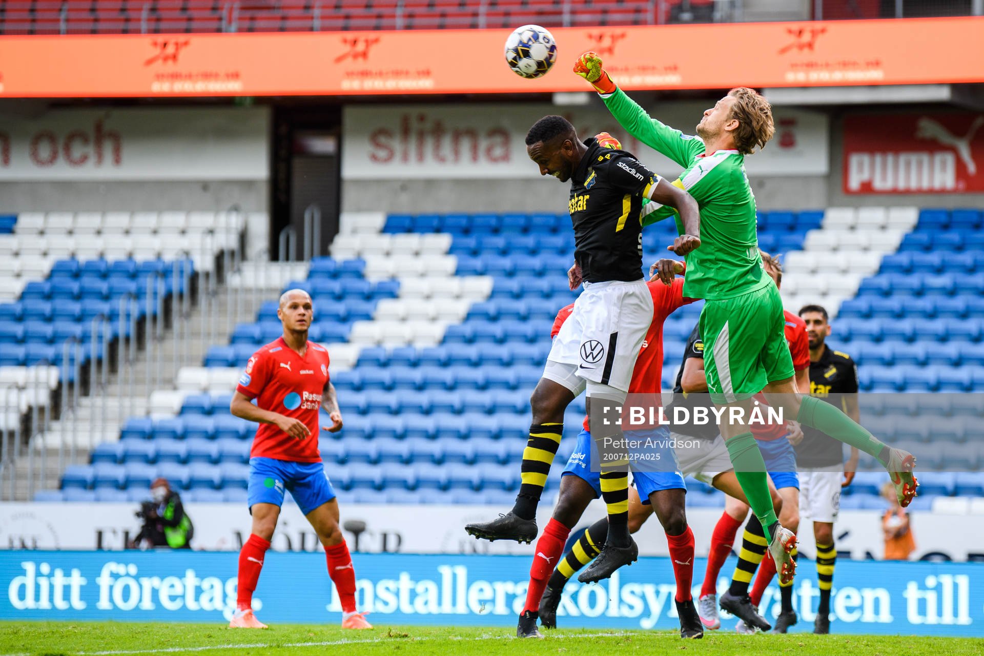 s Henok Goitom och Helsingborgs målvakt Anders Lindegaard