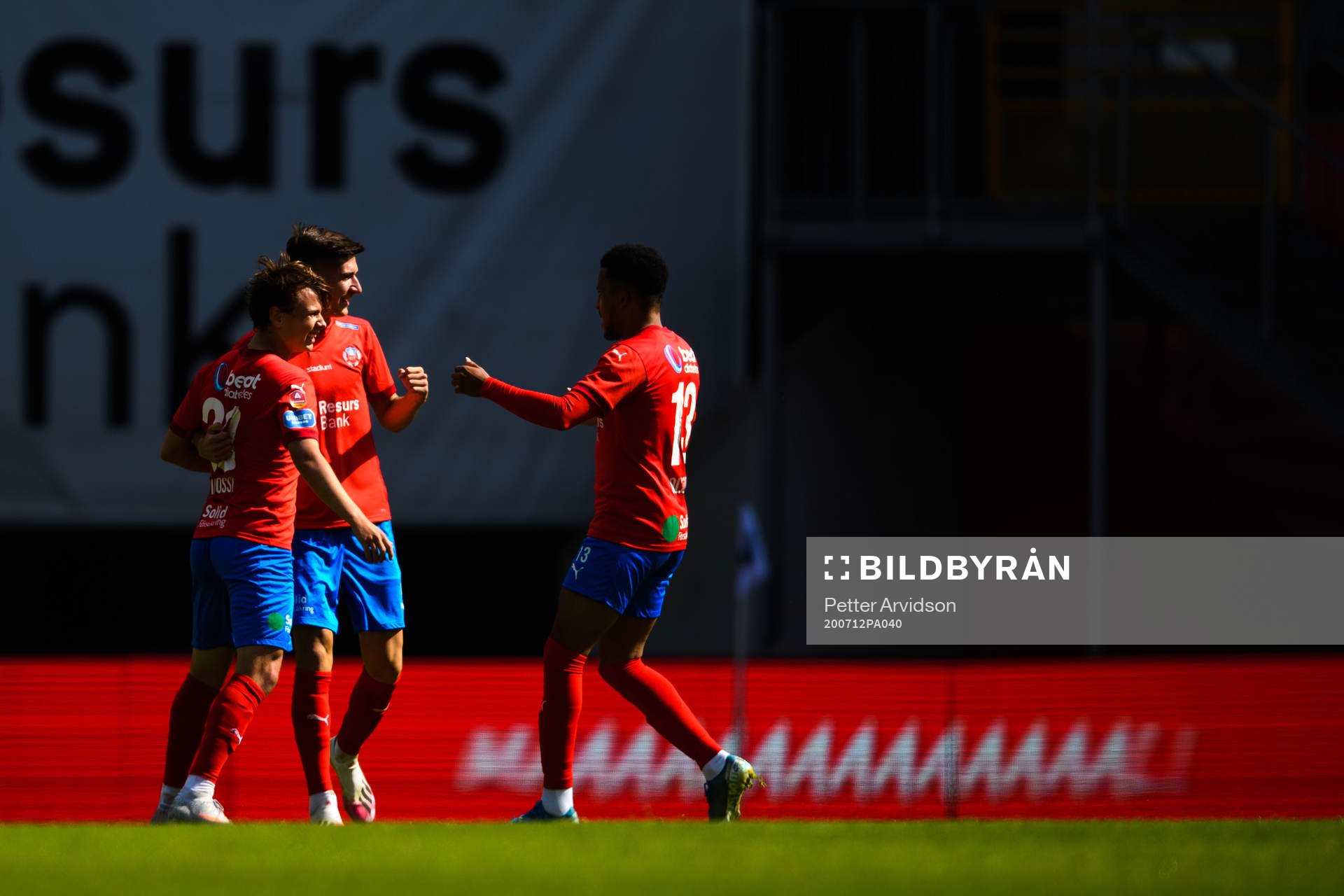 Helsingborgs Alex Timossi Andersson jublar med Armin Gigovic och Martin Olsson efter 1-0 under fotbollsmatchen i Allsvenskan mellan Helsingborg och AIK den 12 juli 2020 i Helsingborg.