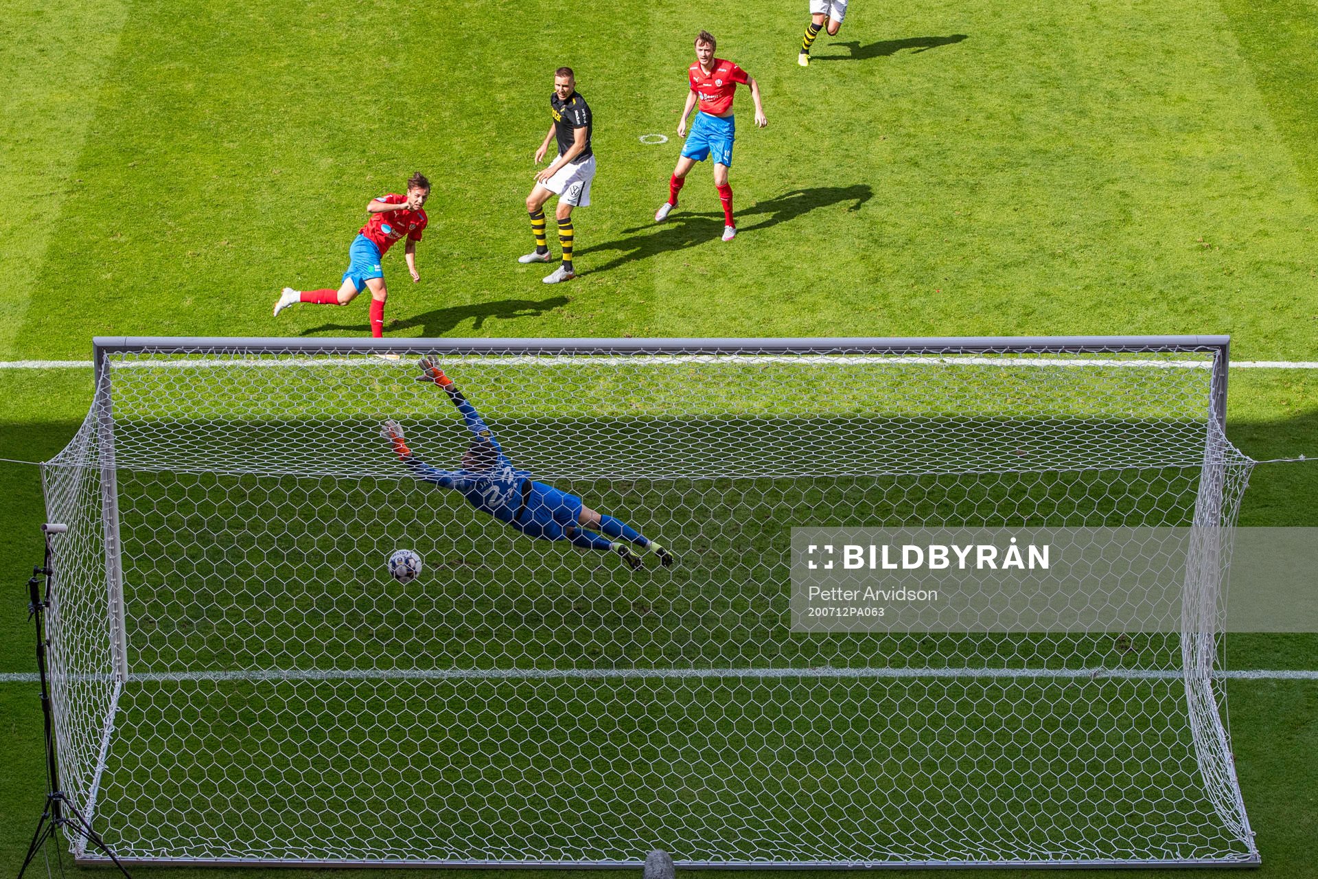 Helsingborgs Alex Timossi Andersson nickar in 1-0 målet