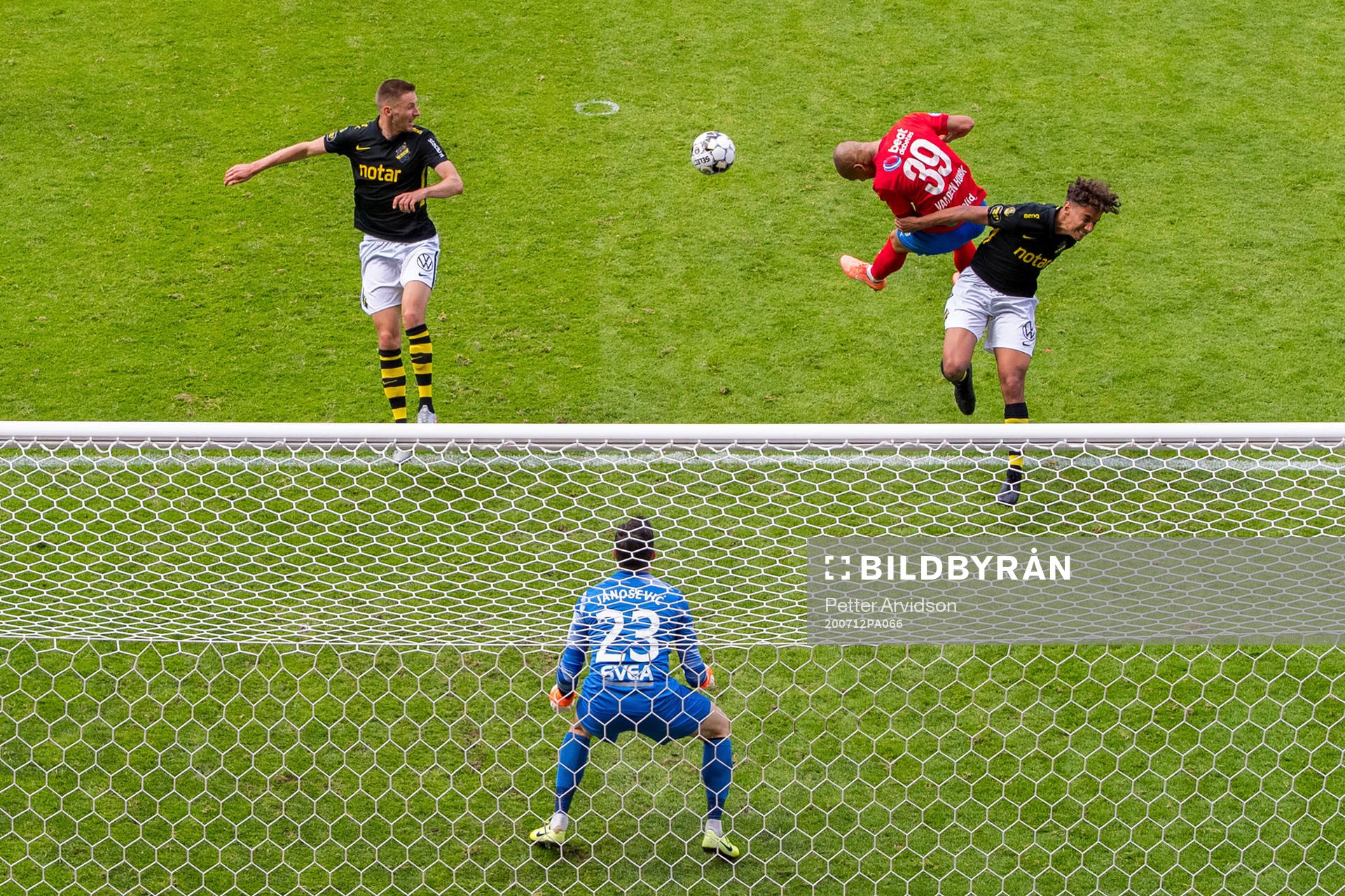 Helsingborgs Anthony van den Hurk nickar in 2-0 målet bakom AIK:s målvakt Budimir Janosevic i kamp med Karol Mets och Robin Tihi under fotbollsmatchen i Allsvenskan mellan Helsingborg och AIK den 12 juli 2020 i Helsingborg.