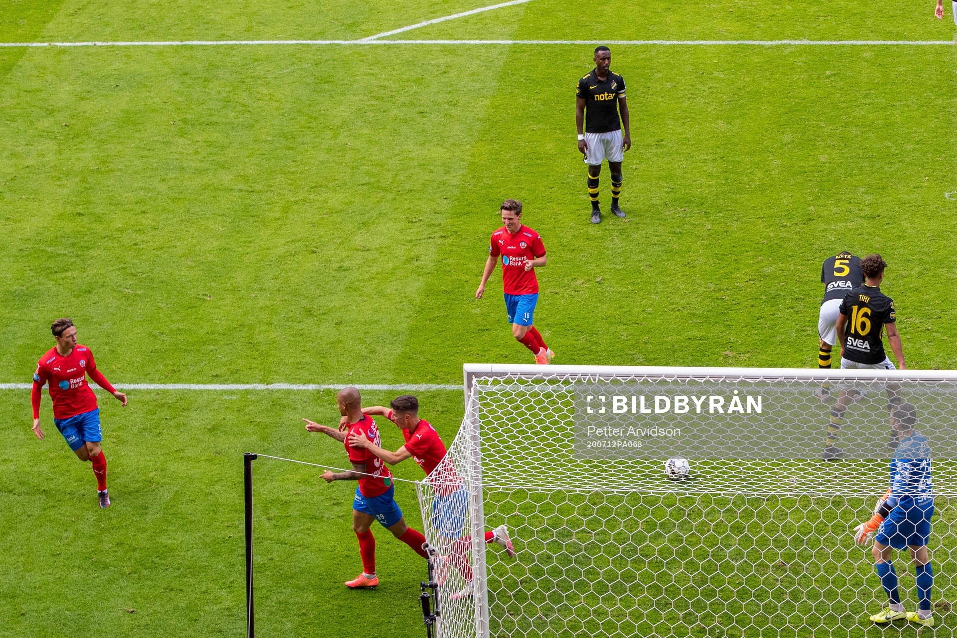 Helsingborgs Anthony van den Hurk jublar med Filip Sjöberg, Max Svensson och Armin Gigovic efter sitt 2-0 mål under fotbollsmatchen i Allsvenskan mellan Helsingborg och AIK den 12 juli 2020 i Helsingborg.