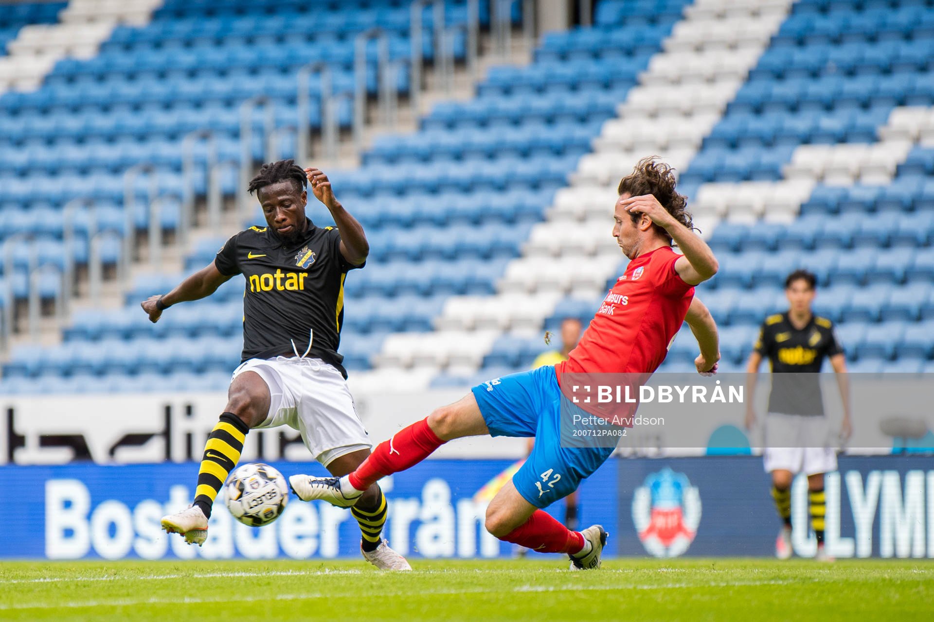 s Ebenezer Ofori och Helsingborgs Mikkel Mix Diskerud
