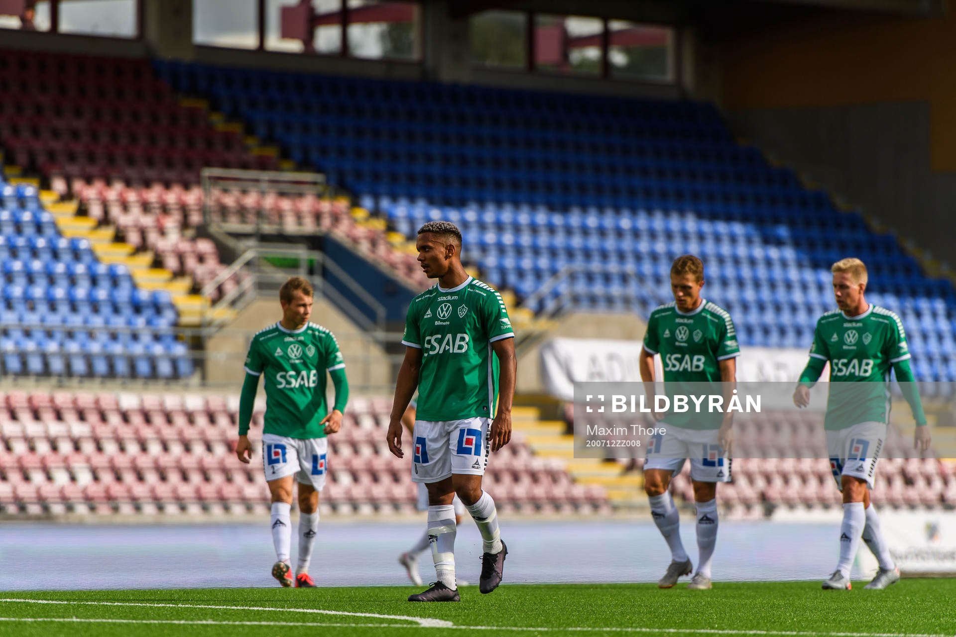 Brages Seth Kanteh Hellberg deppar med lagkamrater
