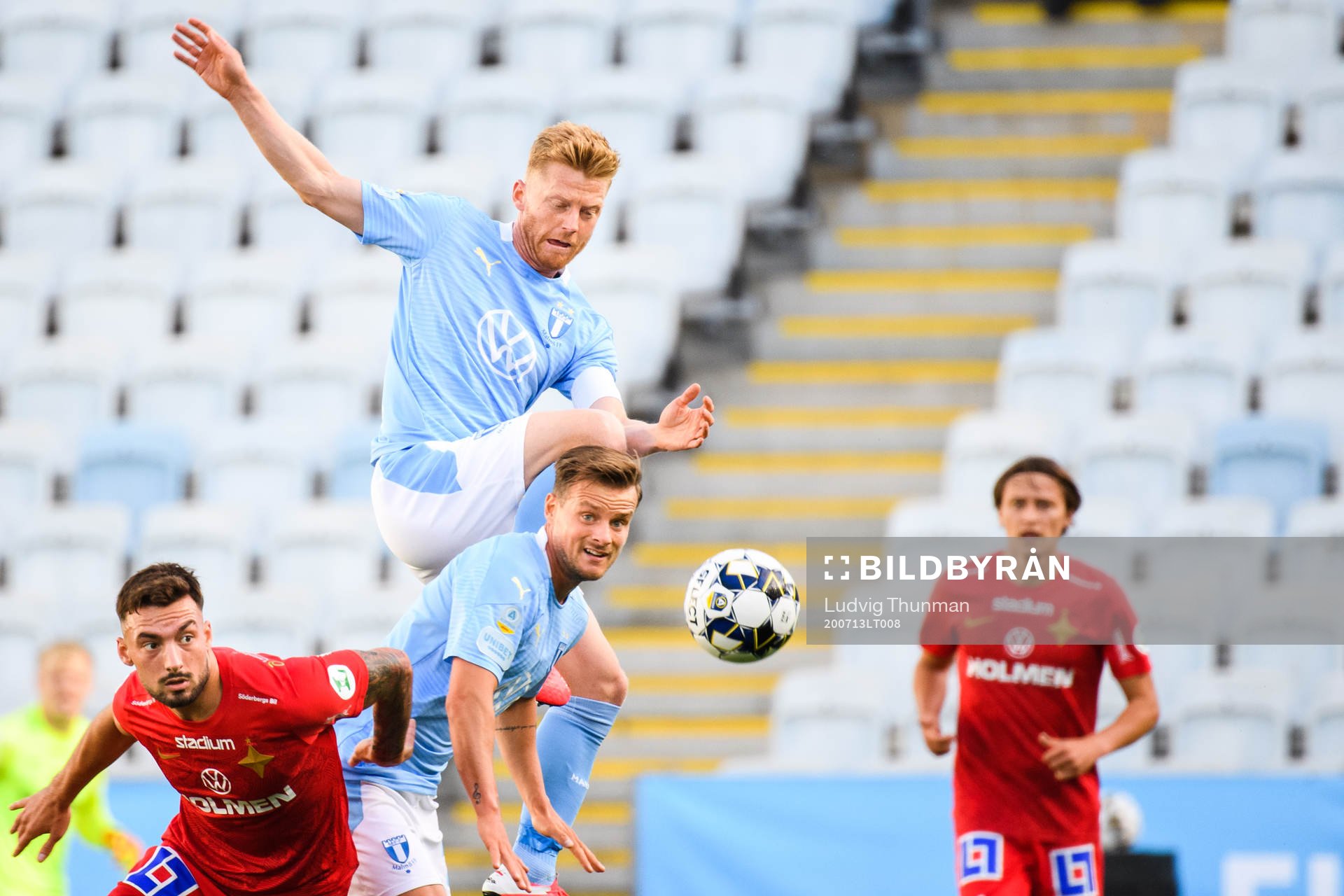 Malmö FFs Anders Christiansen och Eric Larsson i en kamp mot IFK Norrköpings Sead Haksabanovic under fotbollsmatchen i Allsvenskan mellan Malmö FF och IFK Norrköping den 13 juli 2020 i Malmö.