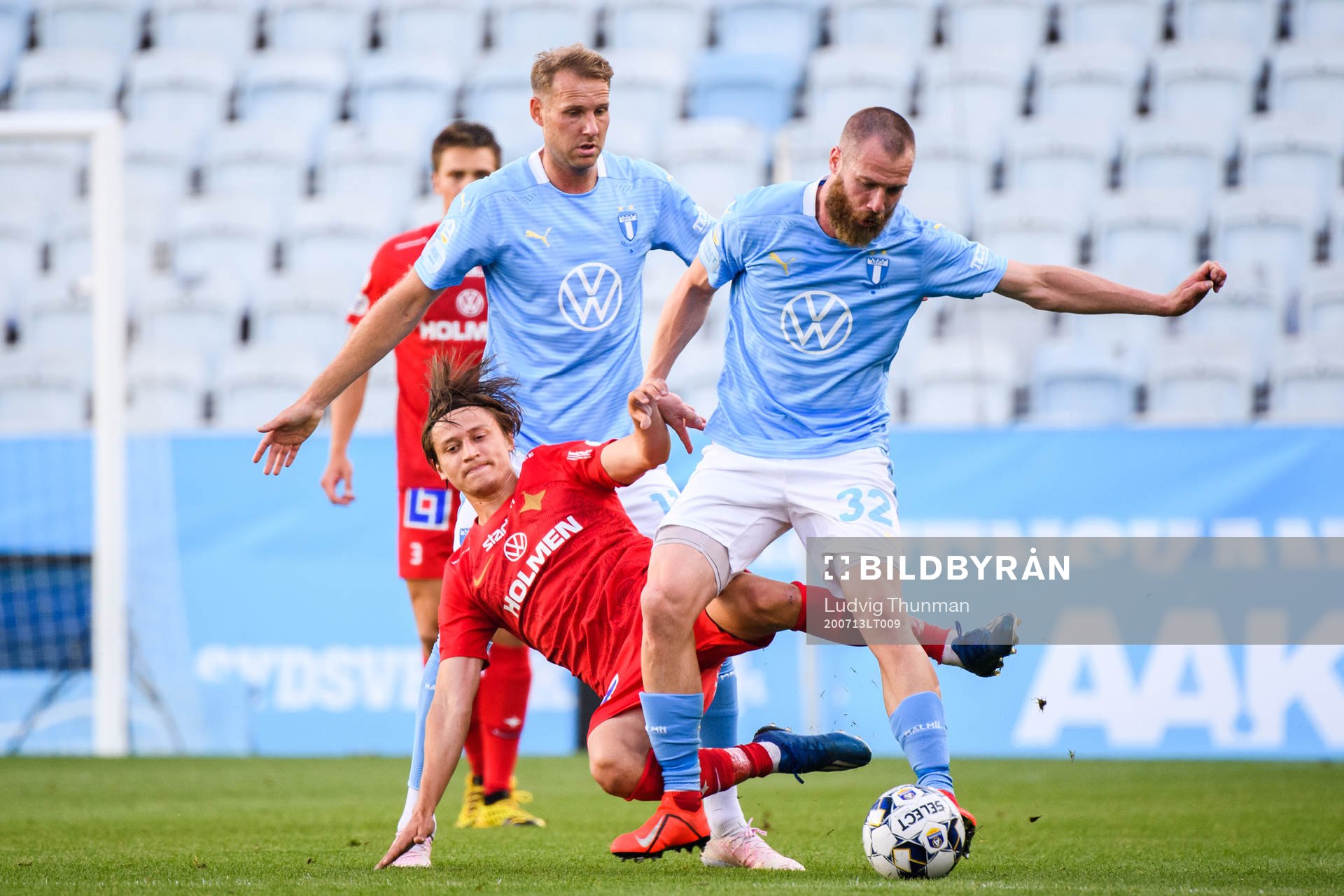 IFK Norrköpings Simon Thern i en kamp mot Malmö FFs Ola Toivonen och Jo Inge Berget under fotbollsmatchen i Allsvenskan mellan Malmö FF och IFK Norrköping den 13 juli 2020 i Malmö.