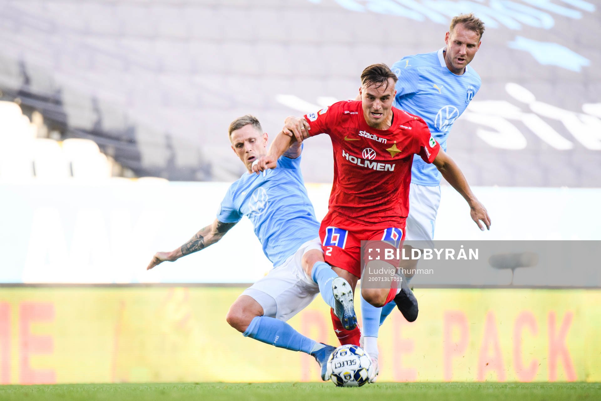 IFK Norrköpings Henrik Castegren i en kamp mot Malmö FFs