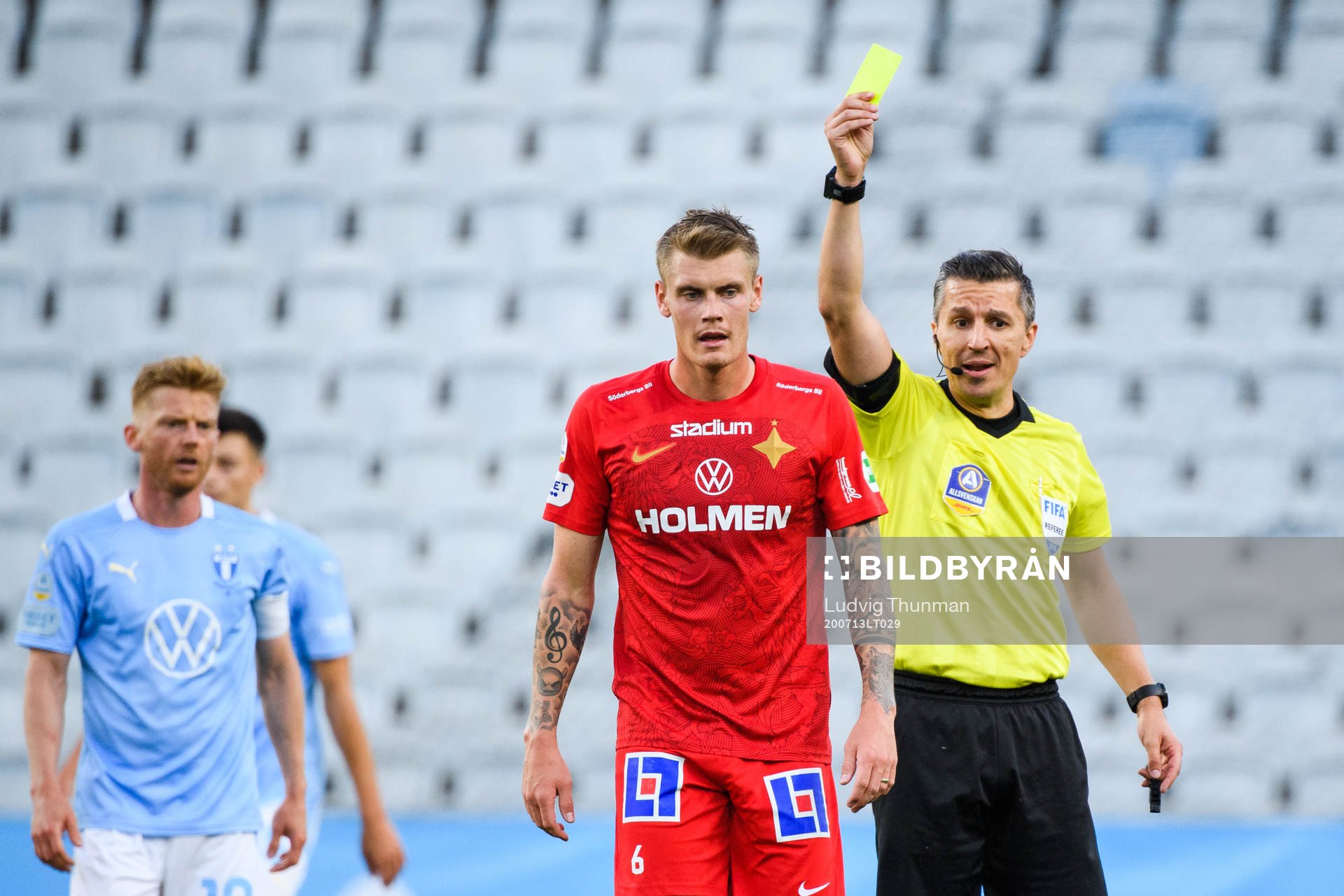 IFK Norrköpings Eric Smith får en varning av domare Bojan