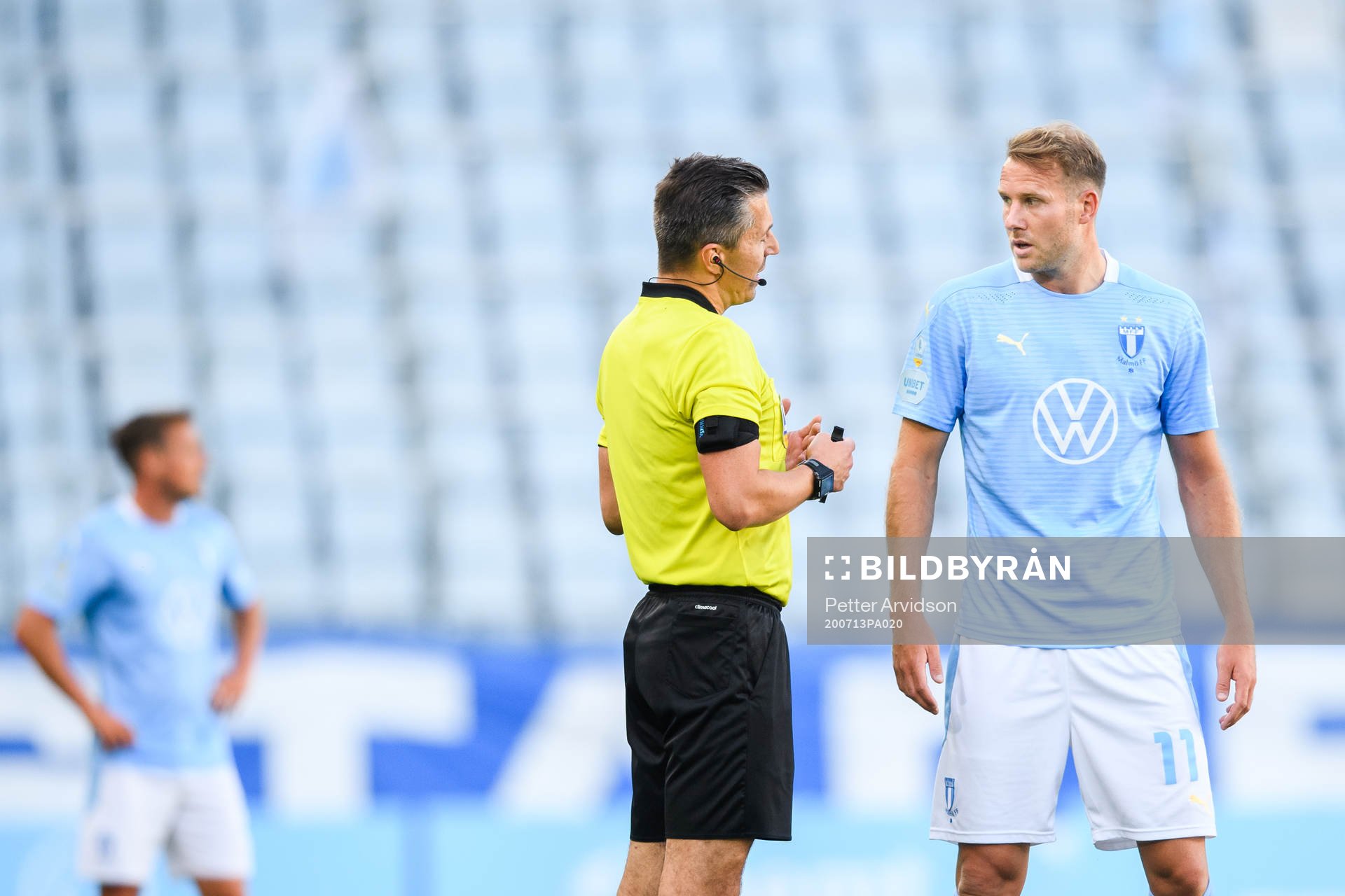 Malmö FFs Ola Toivonen i samtal med domaren