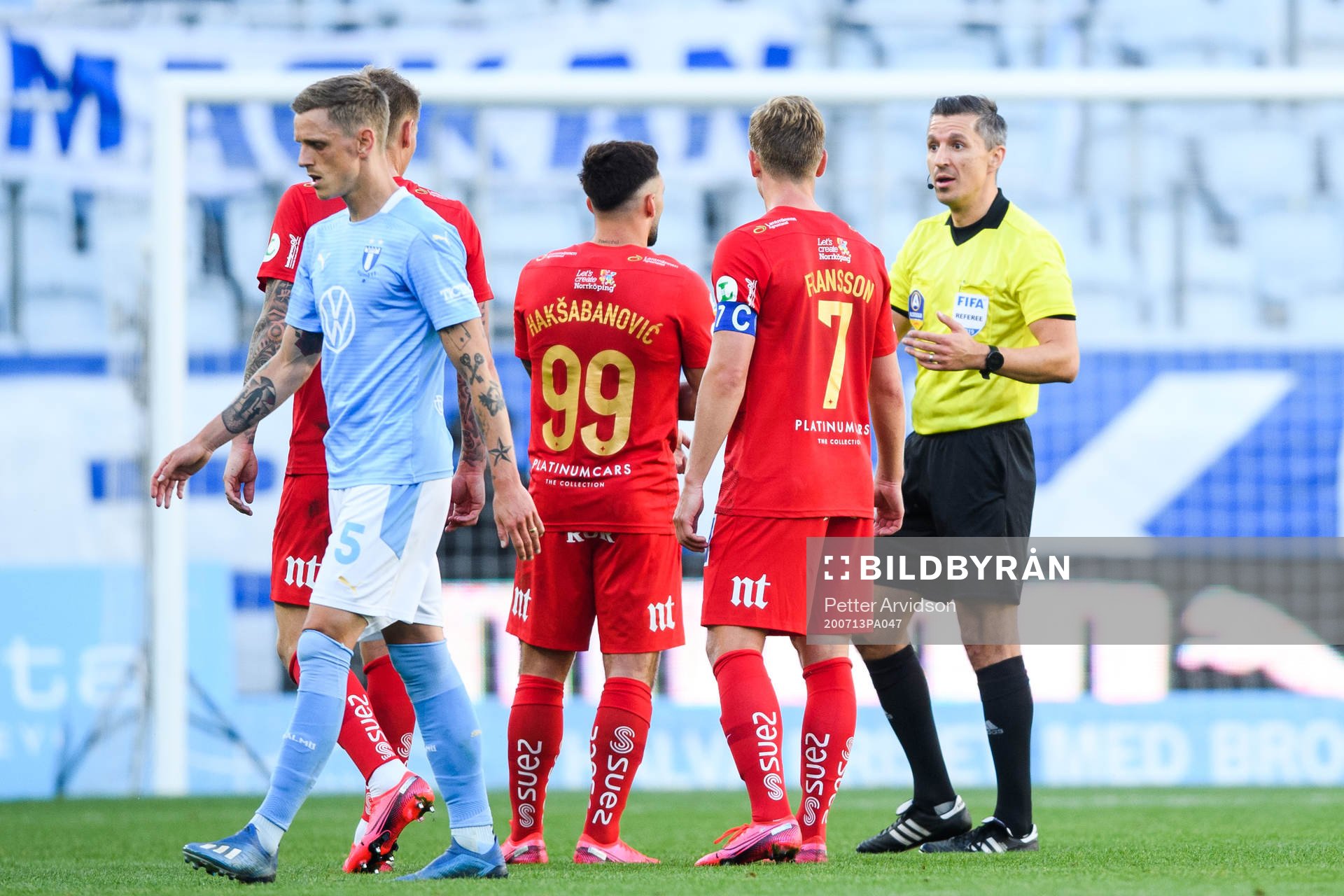 IFK Norrköpings spelare i samtal med domare Bojan Pandzic under fotbollsmatchen i Allsvenskan mellan Malmö FF och IFK Norrköping den 13 juli 2020 i Malmö.