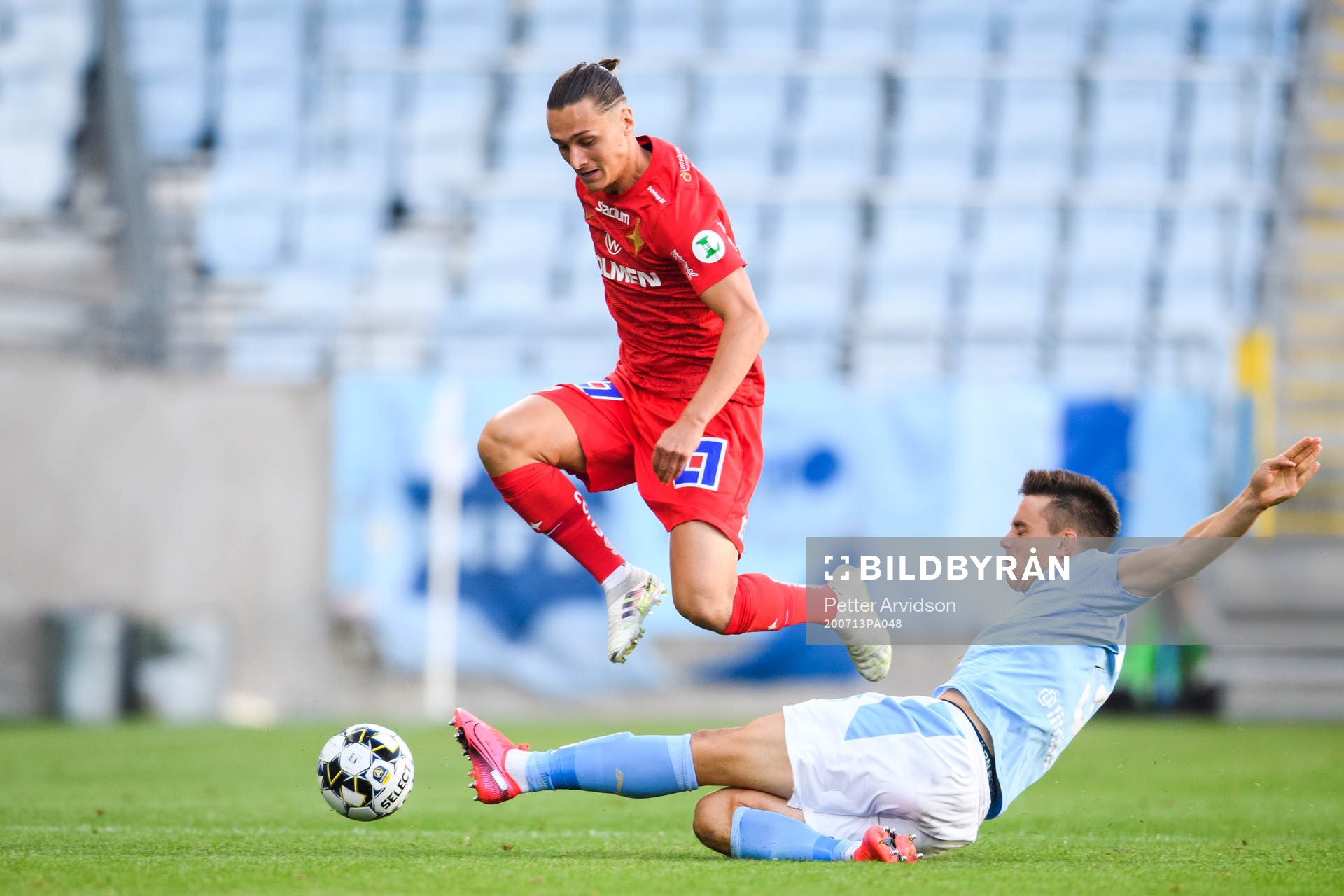 IFK Norrköpings Jonathan Levi och Malmö FFs Jonas Knudsen