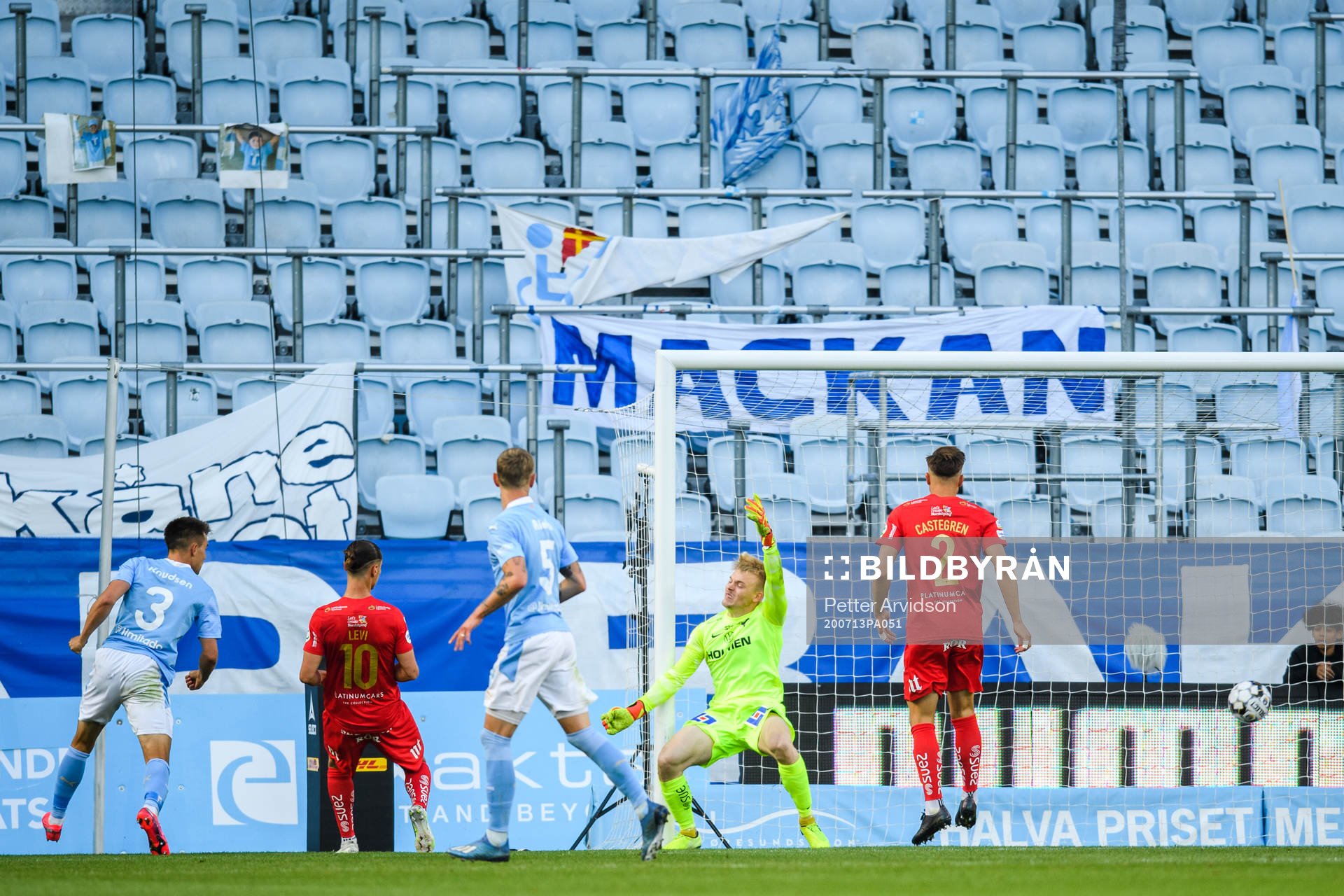 Malmö FFs Jonas Knudsen med ett bortdömt mål bakom IFK