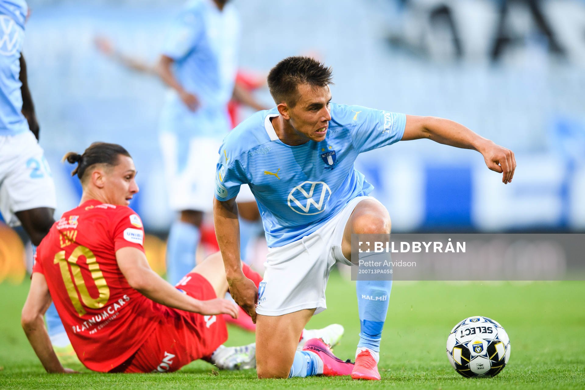 IFK Norrköpings Jonathan Levi och Malmö FFs Jonas Knudsen