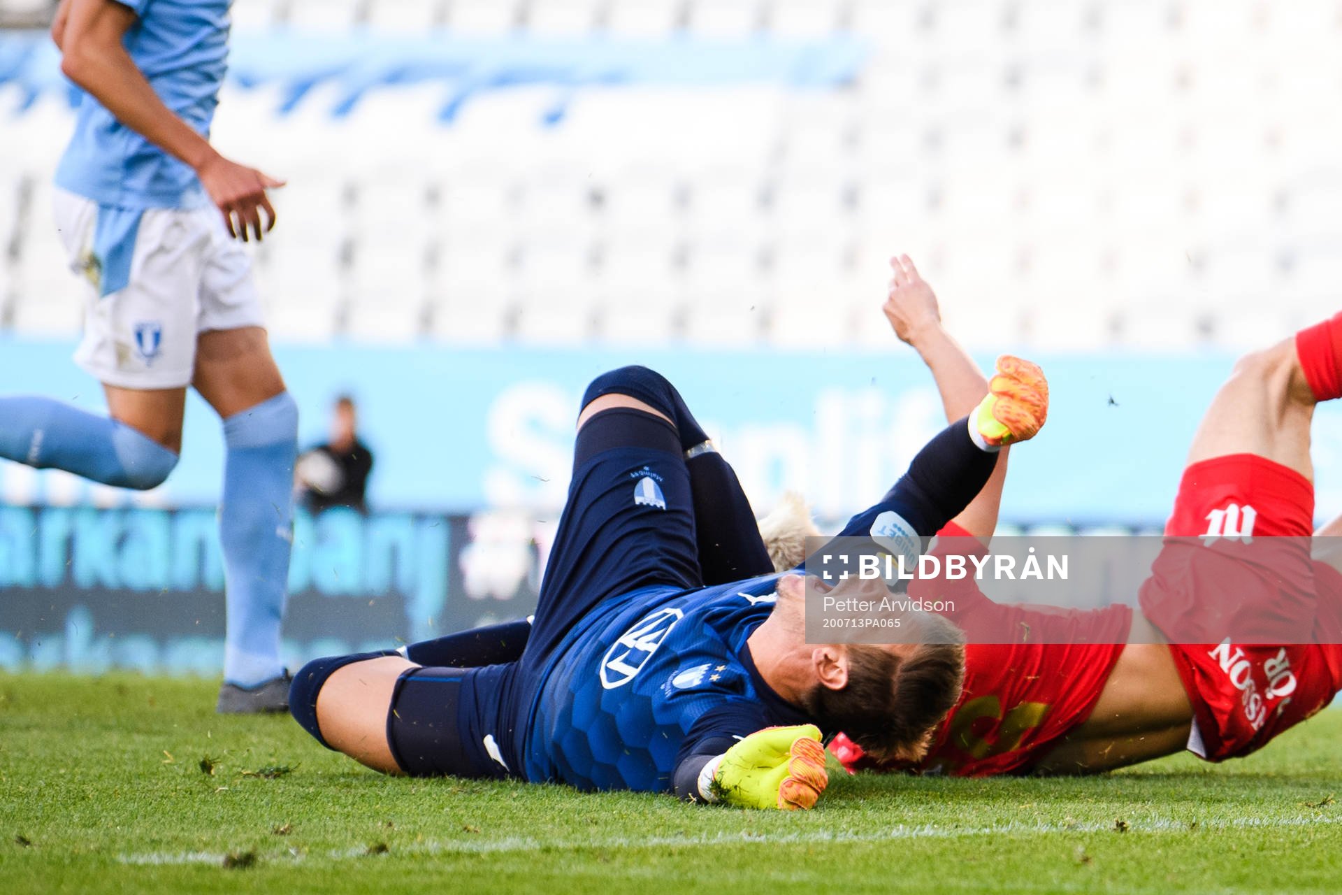Malmö FFs målvakt Johan Dahlin har ont