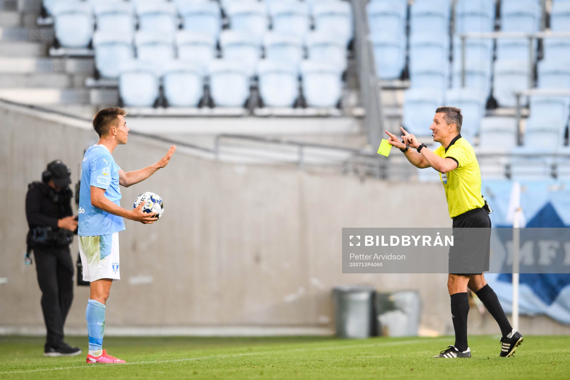 Malmö FFs Jonas Knudsen får en varning av domare Bojan