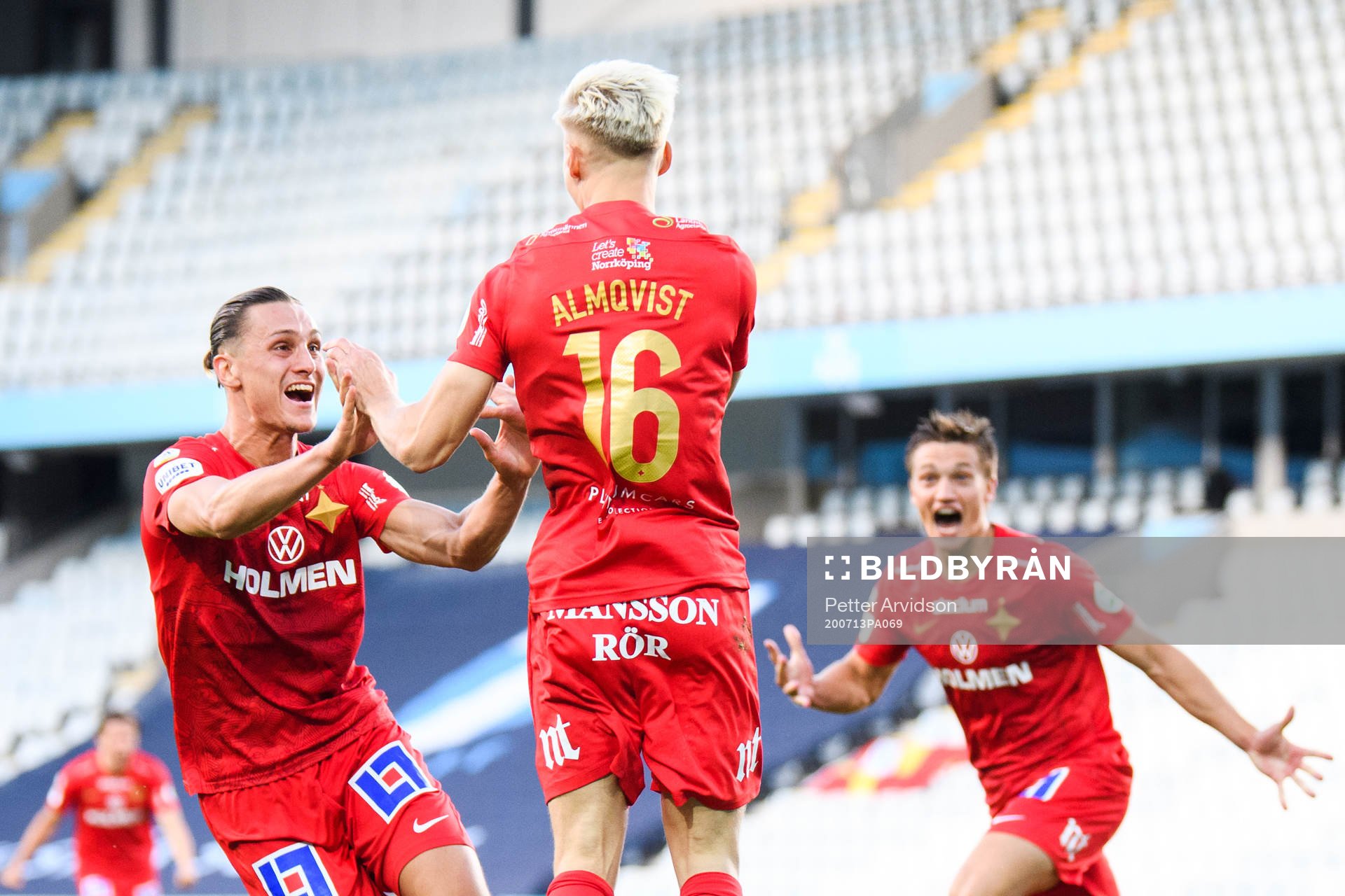 IFK Norrköpings Jonathan Levi jublar med Pontus Almqvist