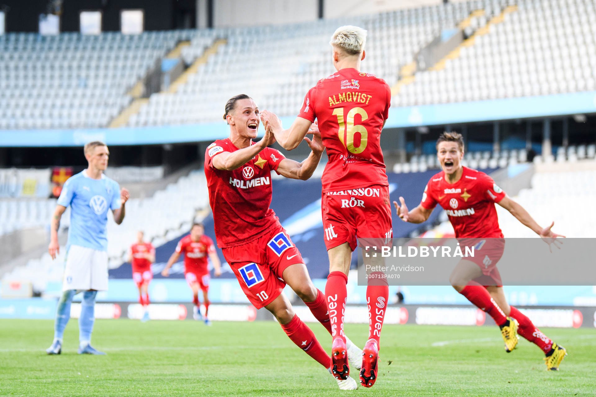 IFK Norrköpings Jonathan Levi jublar med Pontus Almqvist