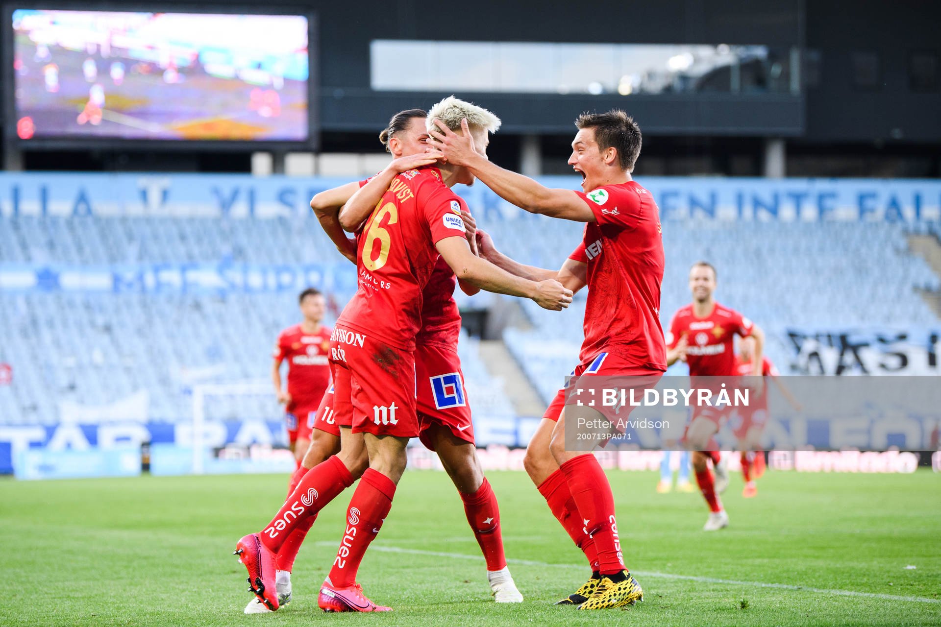 IFK Norrköpings Jonathan Levi och Rasmus Stensbæk Lauritsen jublar med Pontus Almqvist efter 1-1 under fotbollsmatchen i Allsvenskan mellan Malmö FF och IFK Norrköping den 13 juli 2020 i Malmö.