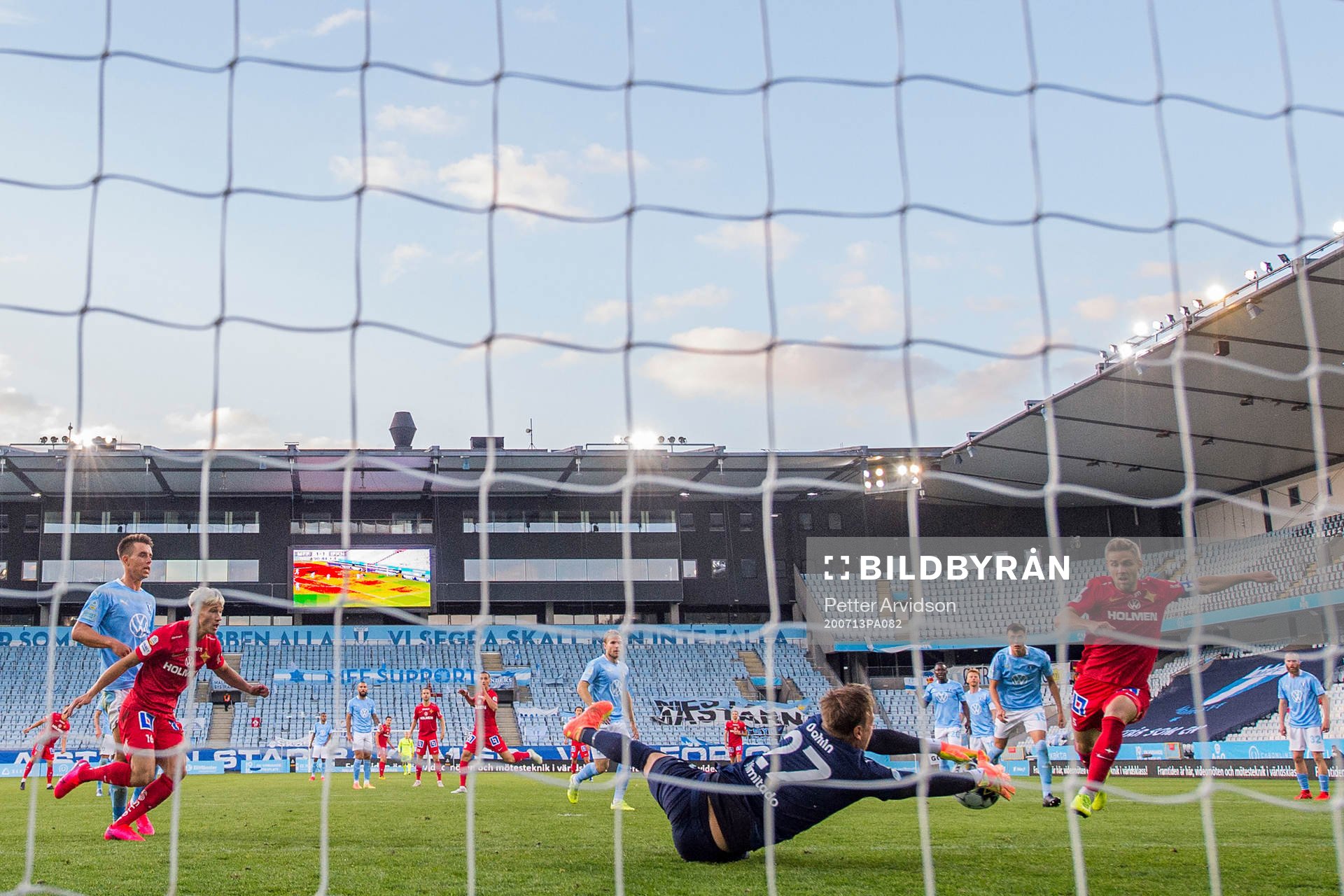 Malmö FFs målvakt Johan Dahlin räddar framför IFK