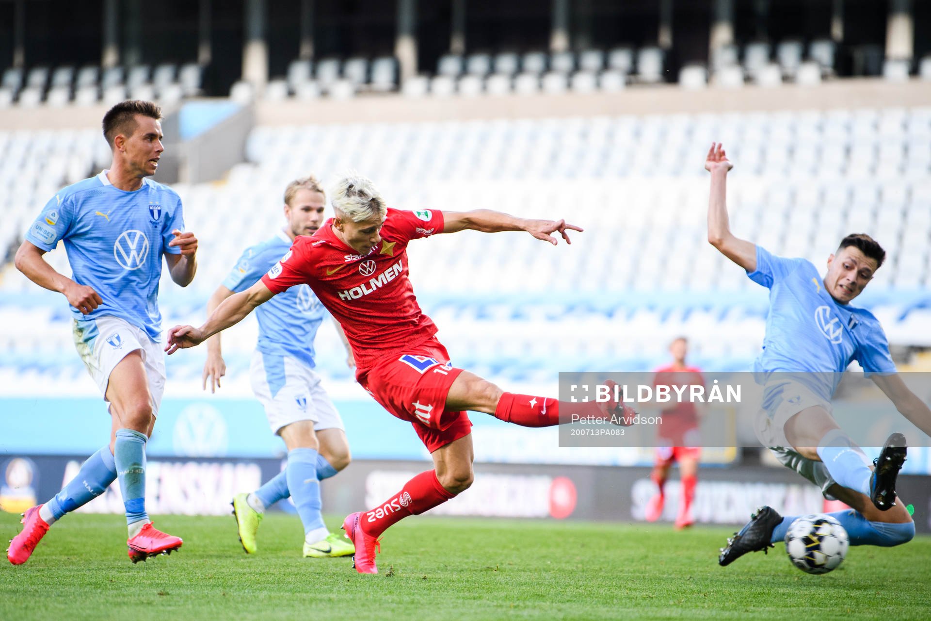 IFK Norrköpings Pontus Almqvist gör 1-1 framför Malmö