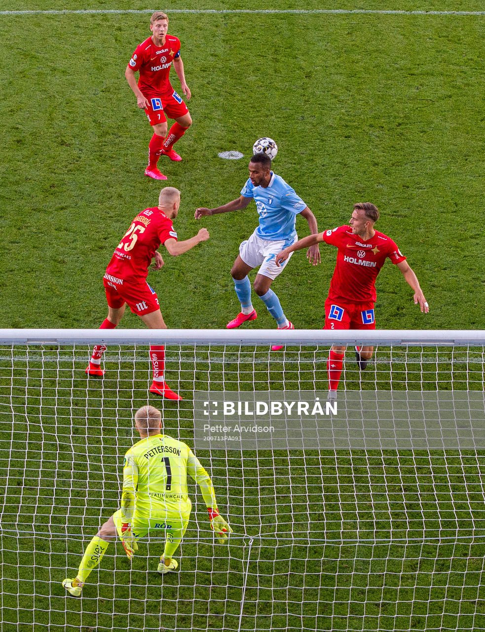 Malmö FFs Isaac Kiese Thelin oroar mot IFK Norrköpings målvakt Isak Pettersson, Filip Dagerstål, Alexander Fransson och Henrik Castegren under fotbollsmatchen i Allsvenskan mellan Malmö FF och IFK Norrköping den 13 juli 2020 i Malmö.