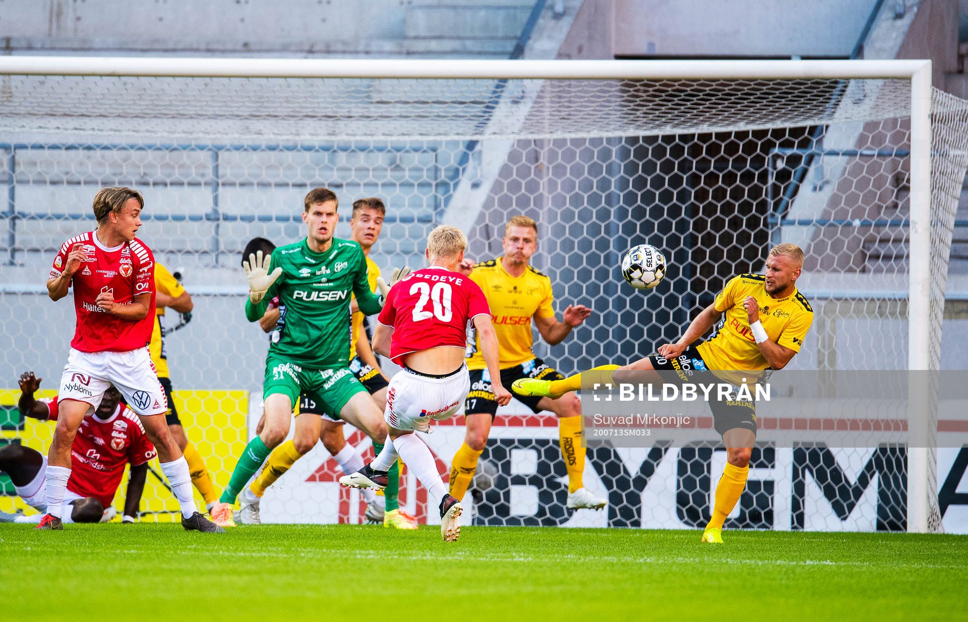 Kalmars Carl Gustafsson skjuter ett skott