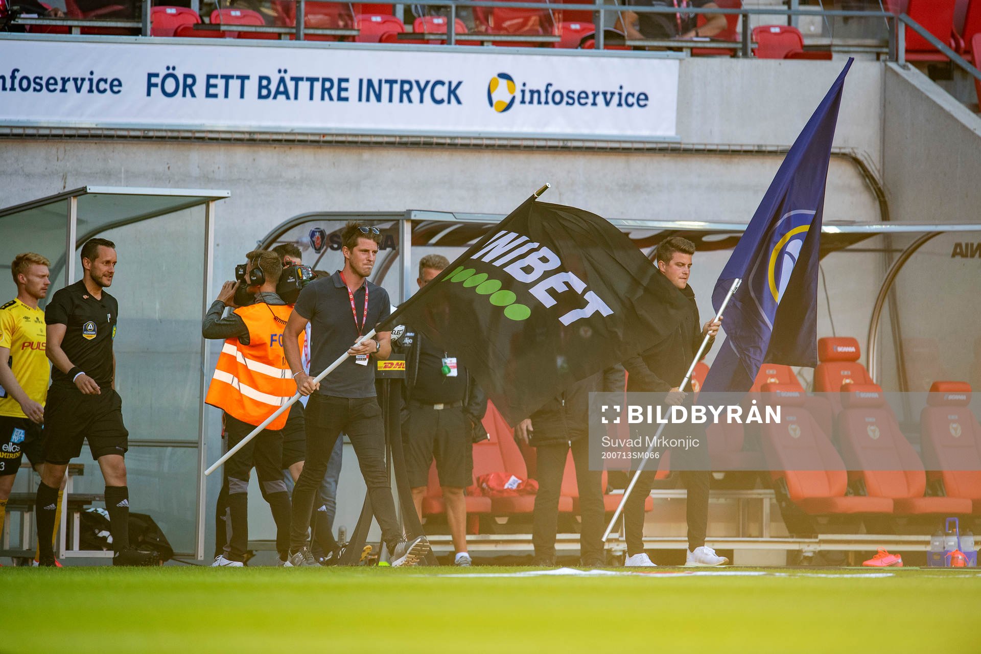 Unibets logotyp på en flagga under inmarschen under fotbollsmatchen i Allsvenskan mellan Kalmar och Elfsborg den 13 juli 2020 i Kalmar.