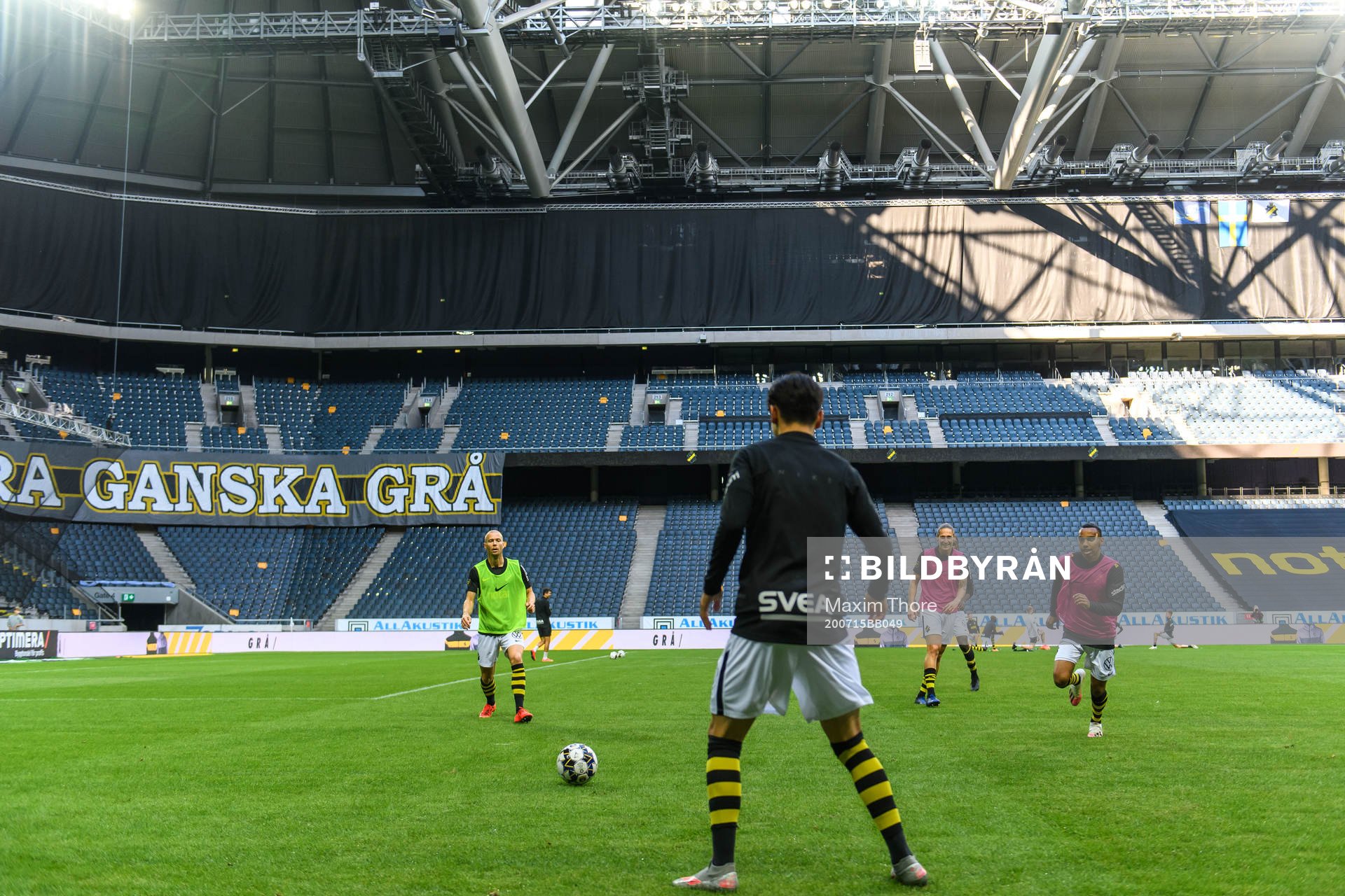 s Per Karlsson värmer upp med lagkamrater