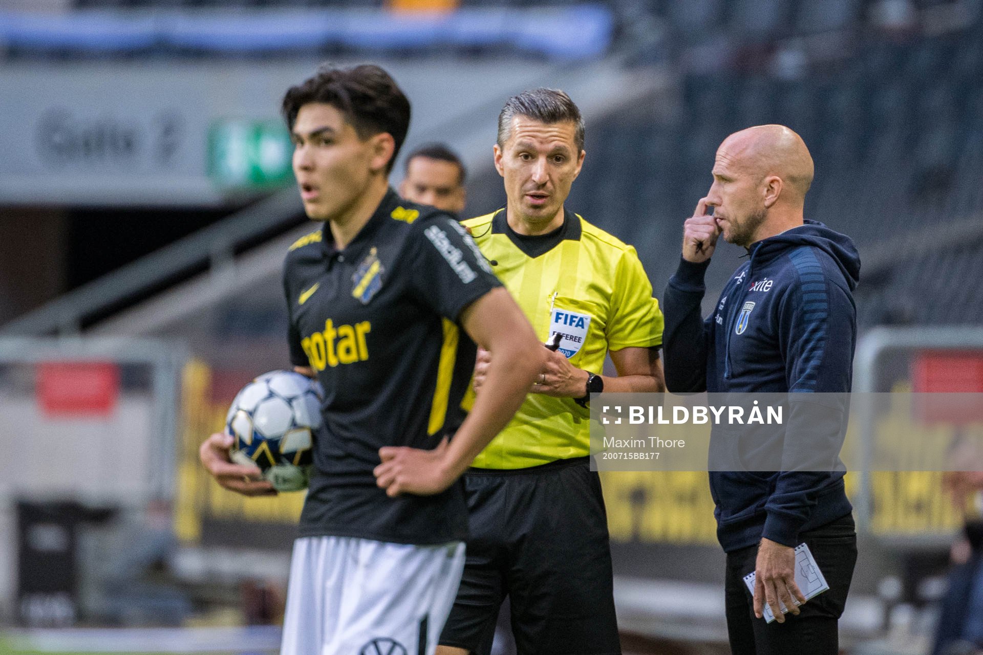 Domare Bojan Pandzic i samtal med Sirius tränare Henrik Rydström under fotbollsmatchen i Allsvenskan mellan AIK och Sirius den 15 juli 2020 i Stockholm.