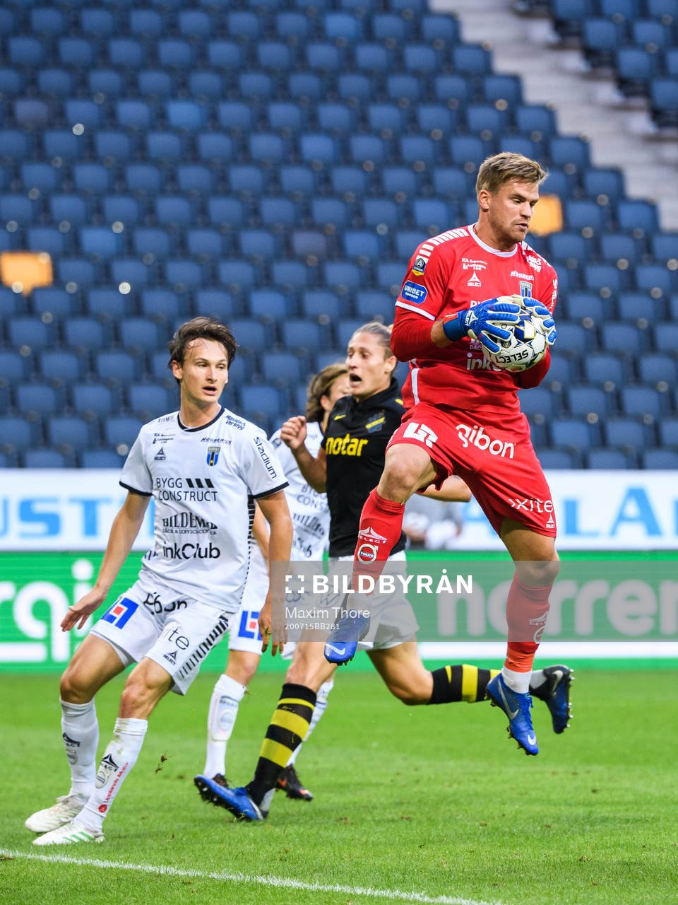 Sirius målvakt Lukas Jonsson med en räddning