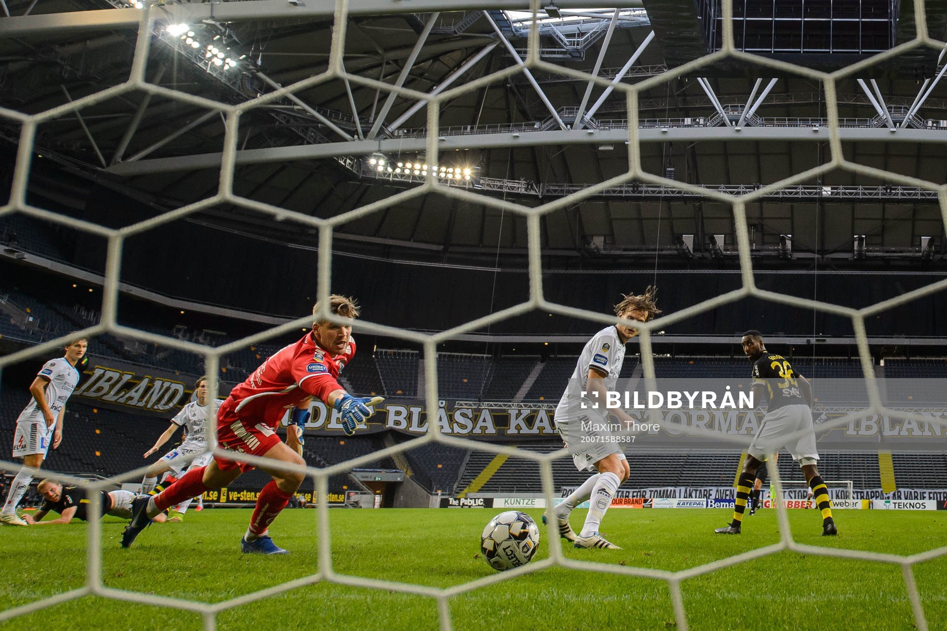 s Henok Goitom gör 1-0 bakom Sirius målvakt Lukas Jonsson