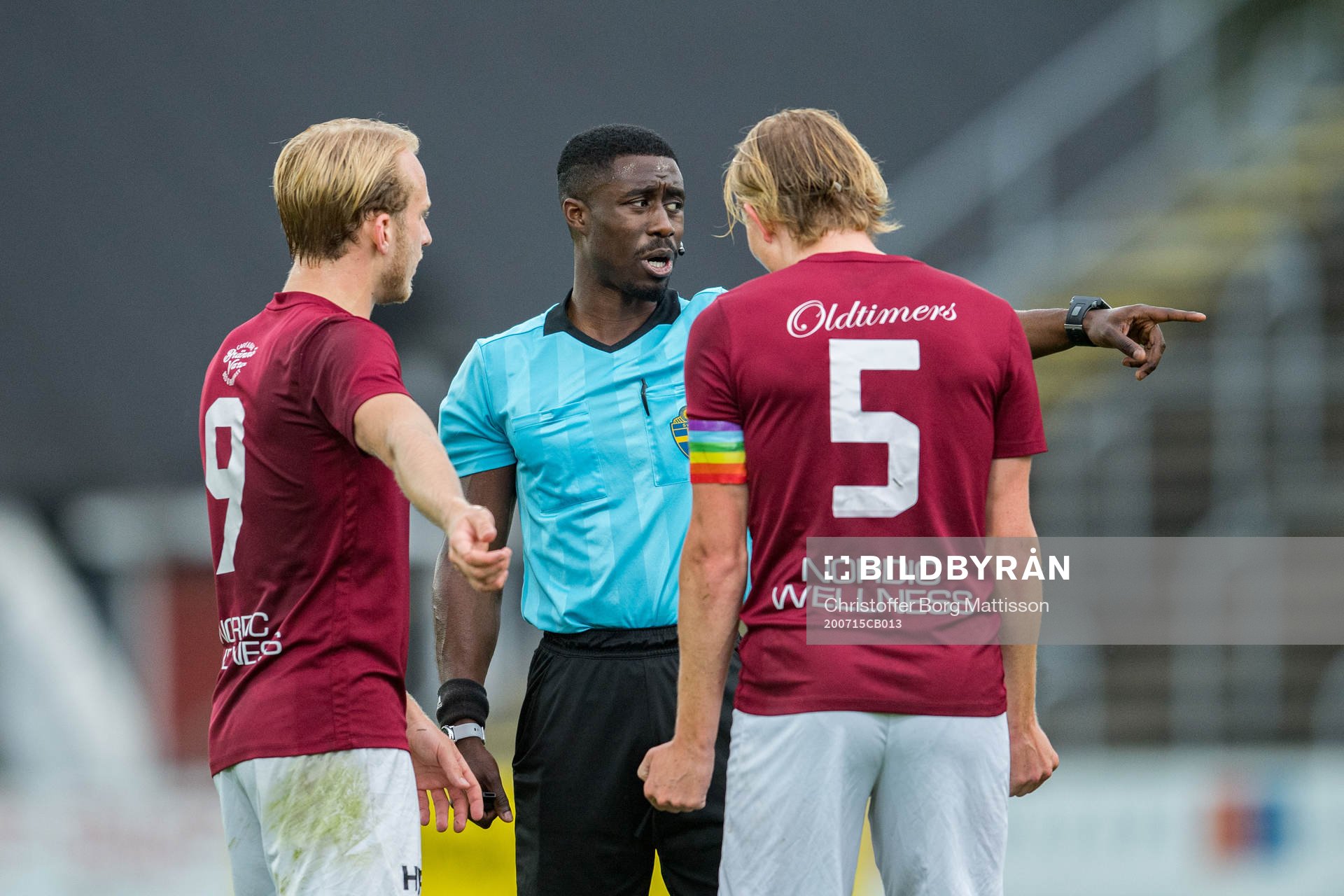Qvidings Noa Bernhardtz och Oscar Ehner i samtal med domare Fredrik Oppong efter att han dömt straff för Landskrona under fotbollsmatchen i Division 1 södra mellan Landskrona och Qviding den 15 juli 2020 i Landskrona.