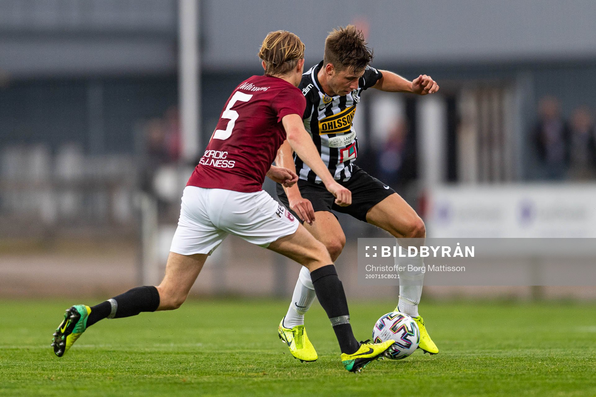 Qvidings Oscar Ehner mot Landskronas Filip Olsson under fotbollsmatchen i Division 1 södra mellan Landskrona och Qviding den 15 juli 2020 i Landskrona.