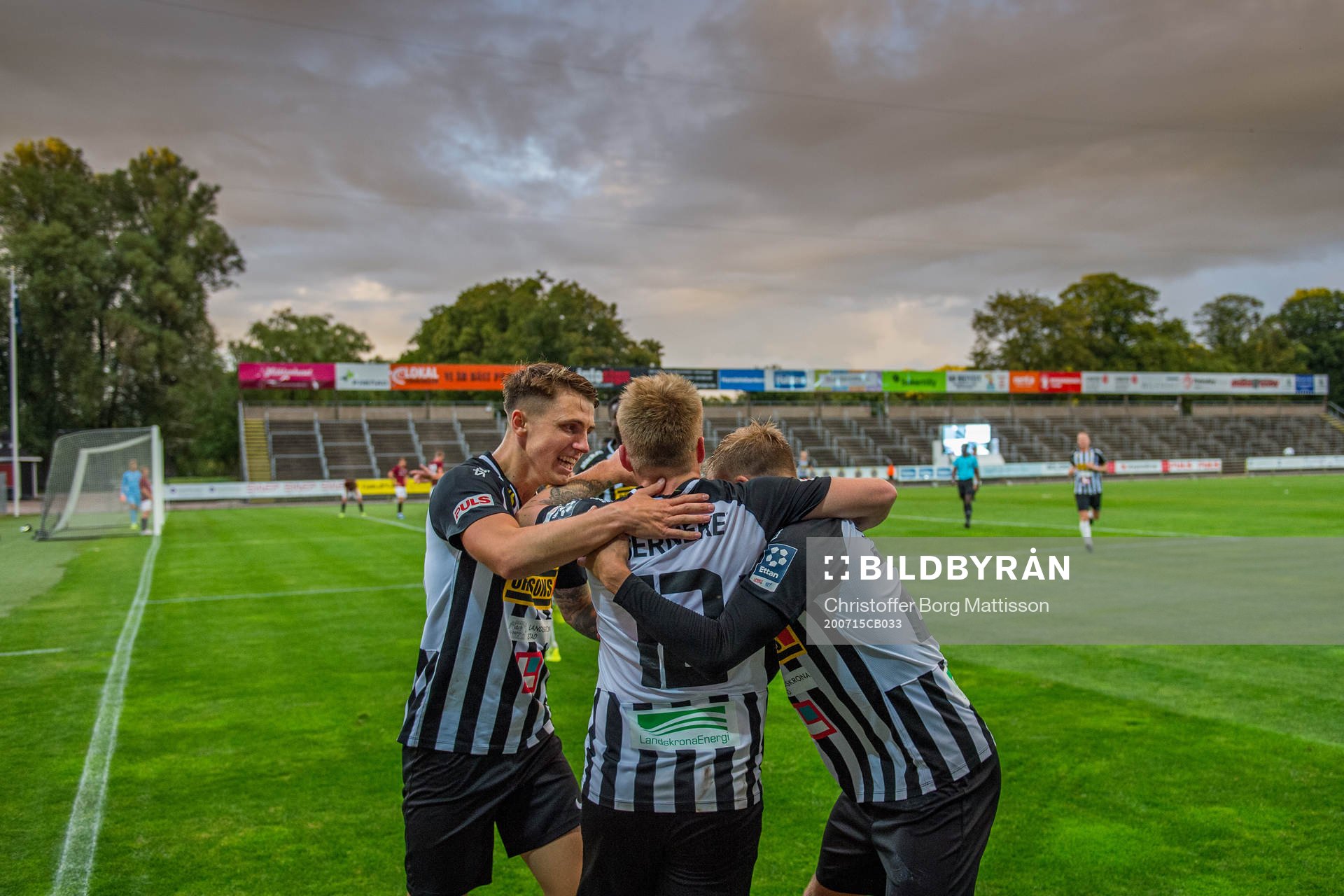 Landskronas Niklas Nielsen jublar med Hampus Ferhm och Jonathan Asp jublar efter sitt 1-0 mål under fotbollsmatchen i Division 1 södra mellan Landskrona och Qviding den 15 juli 2020 i Landskrona.