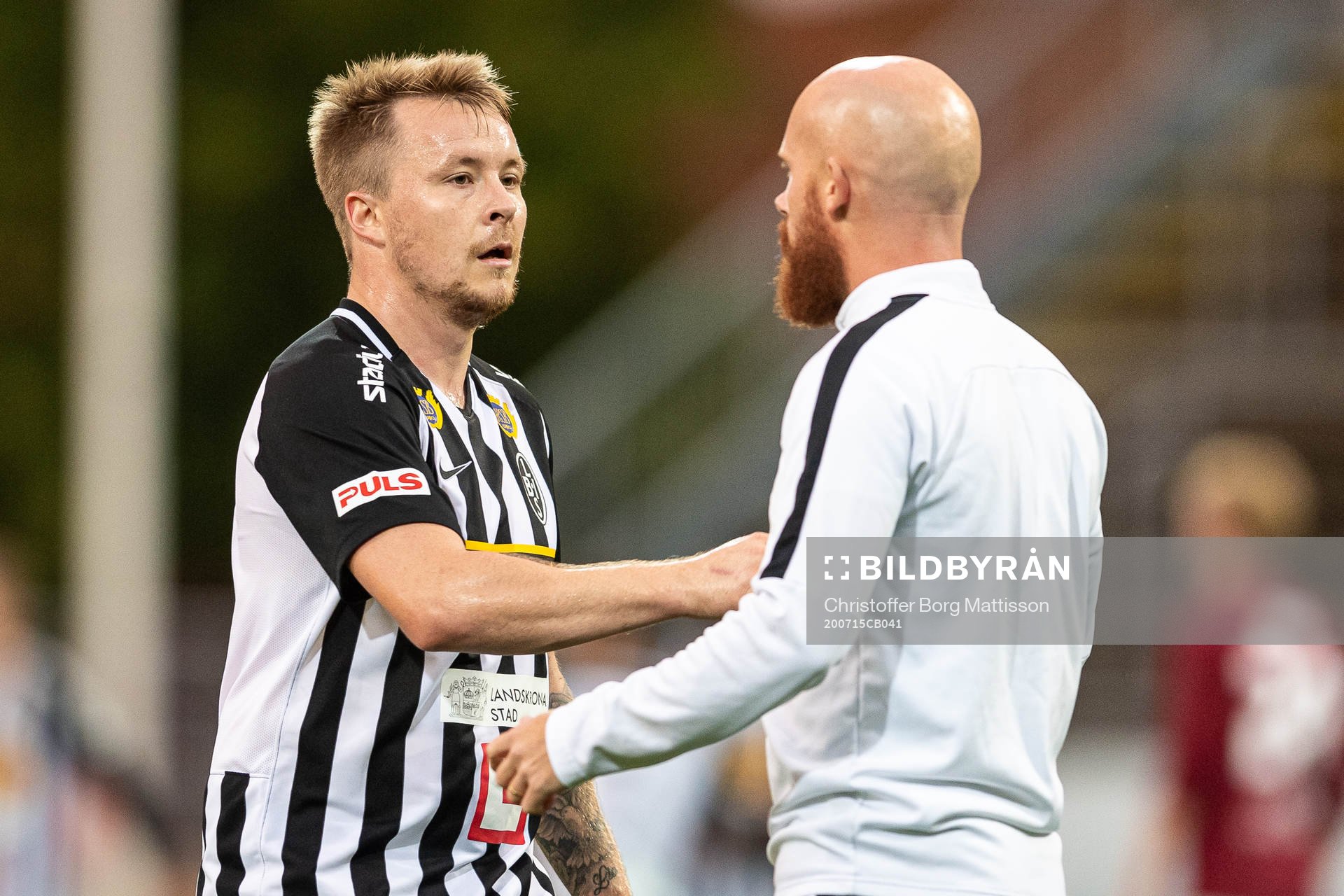 Landskronas Niklas Nielsen och assisterande tränare Max Mölder efter fotbollsmatchen i Division 1 södra mellan Landskrona och Qviding den 15 juli 2020 i Landskrona.