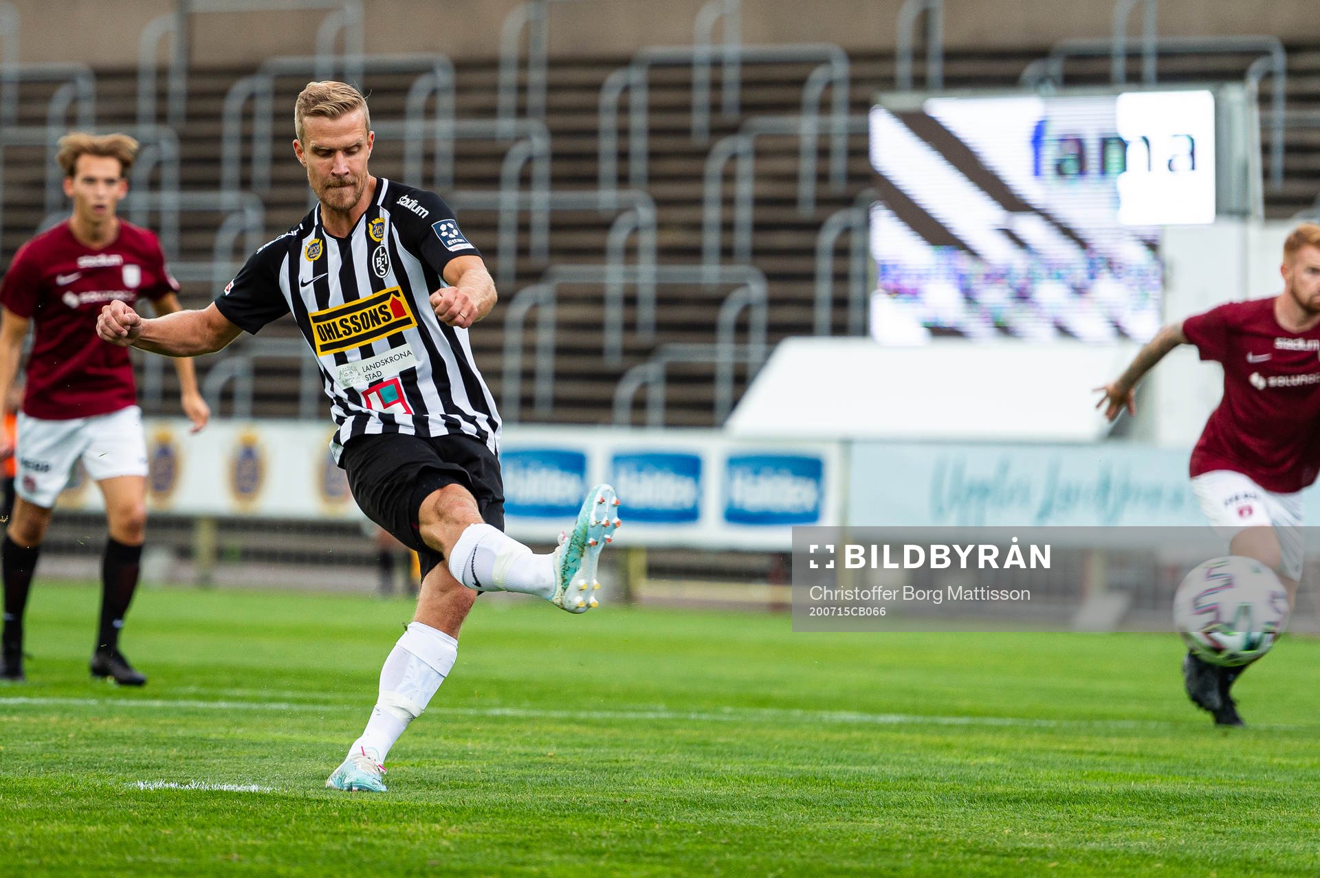 Landskronas Linus Olsson med en straffspark