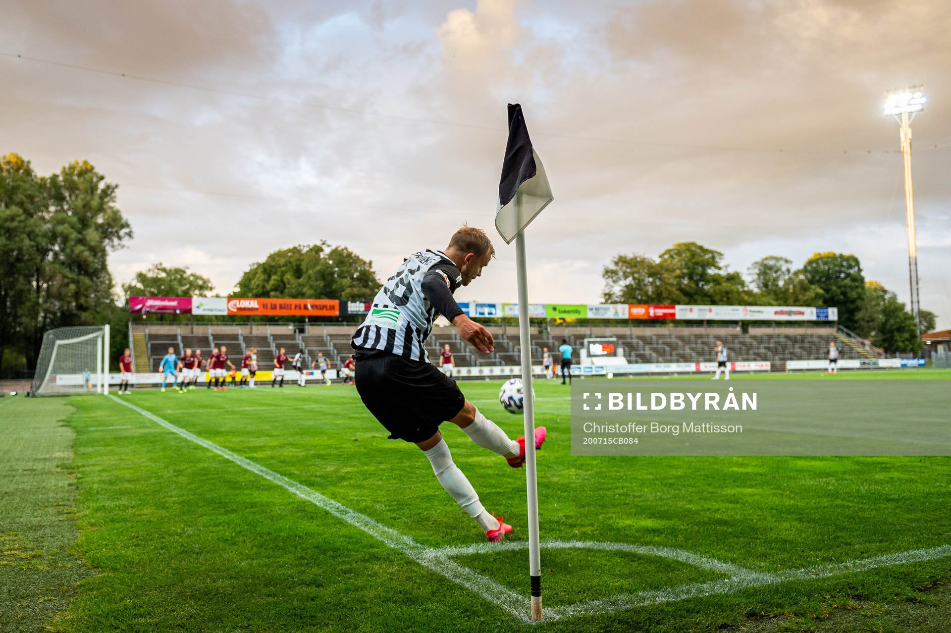 Landskronas Jonathan Asp med en hörnspark som leder till 1-0 under fotbollsmatchen i Division 1 södra mellan Landskrona och Qviding den 15 juli 2020 i Landskrona.