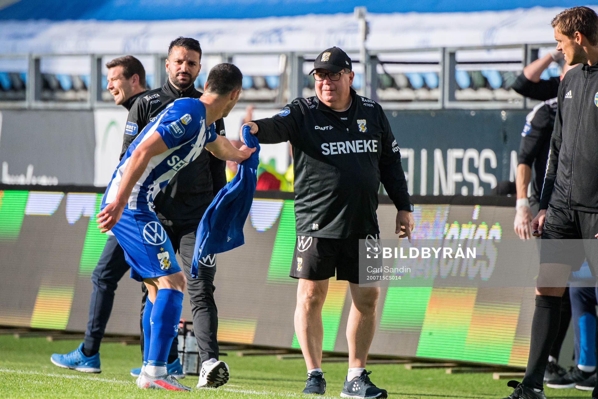 IFK Göteborgs Giorgi Kharaishvili springer och hämtar en