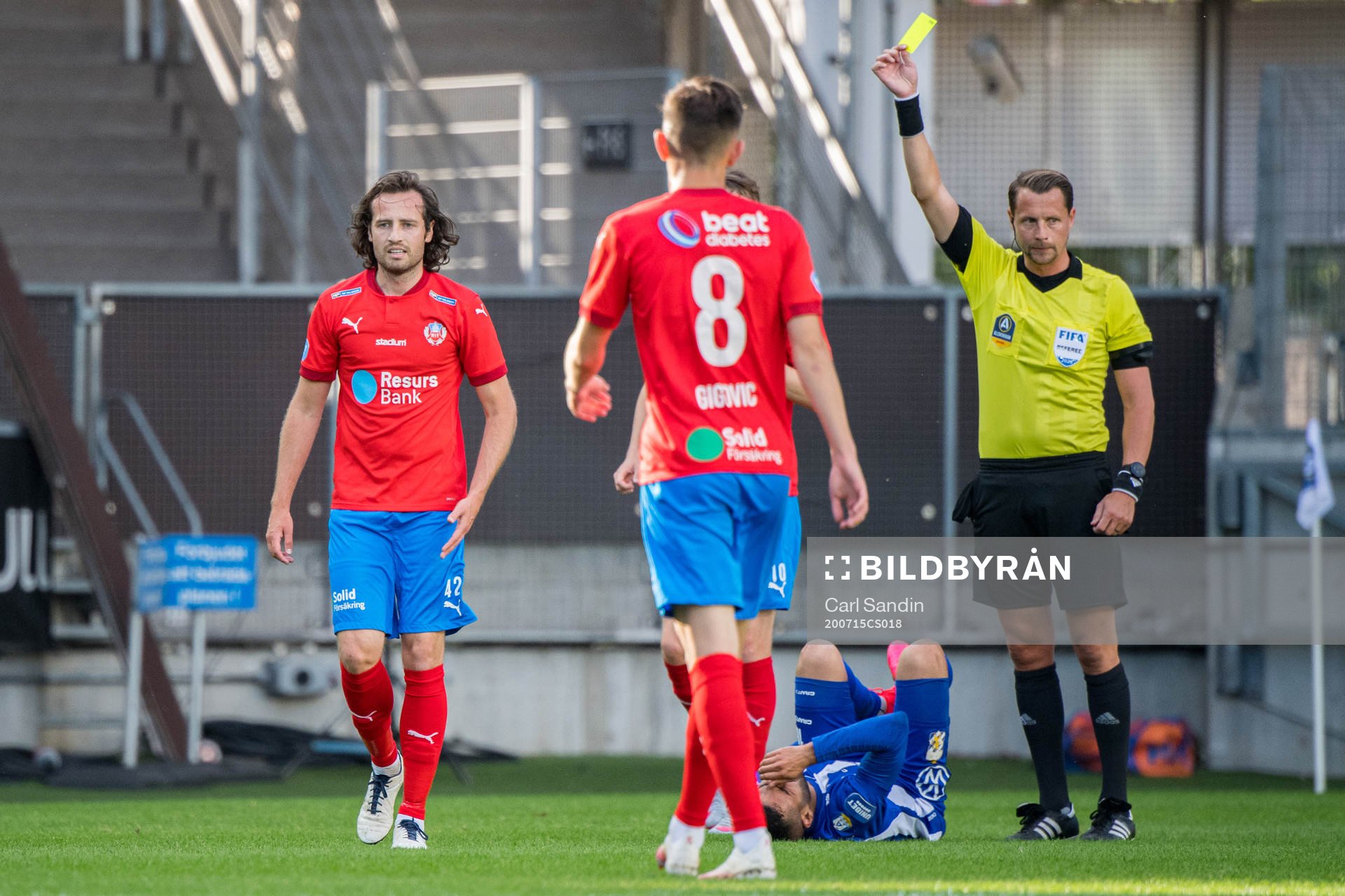 Helsingborgs Mix Diskerud får gult kort av domare Andreas