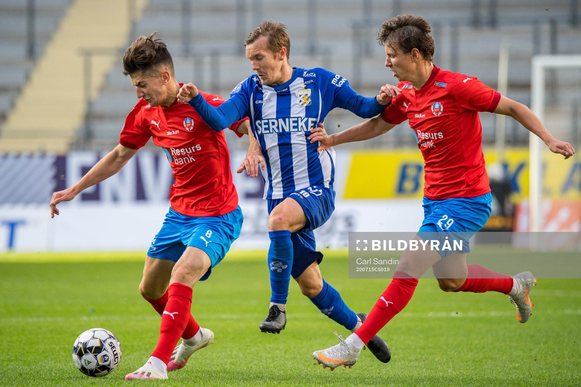 IFK Göteborgs Patrik Karlsson Lagemyr i kamp med Helsingborgs Armin Gigovic och Alex Timossi under fotbollsmatchen i Allsvenskan mellan IFK Göteborg och Helsingborg den 15 juli 2020 i Göteborg.