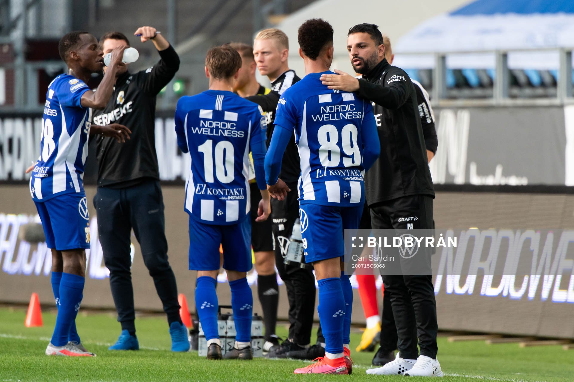 IFK Göteborgs Tobias Sana och tränare Poya Asbaghi pratar