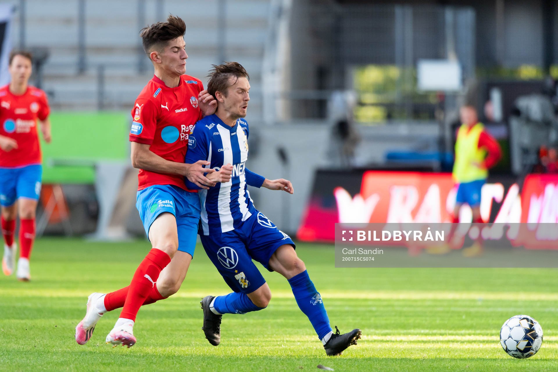 Helsingborgs Armin Gigovic i kamp med IFK Göteborgs Patrik Karlsson Lagemyr under fotbollsmatchen i Allsvenskan mellan IFK Göteborg och Helsingborg den 15 juli 2020 i Göteborg.