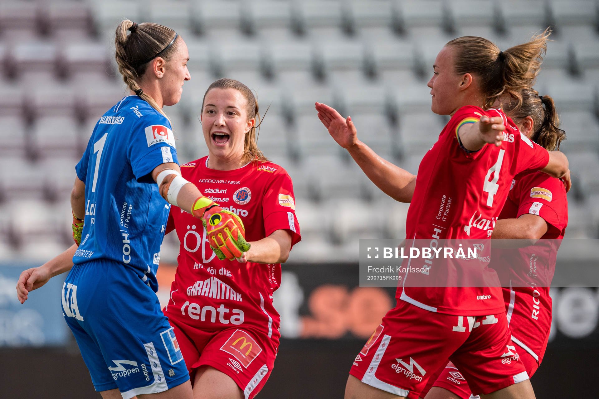 Örebros målvakt Moa Öhman jublar med Maja Regnås och