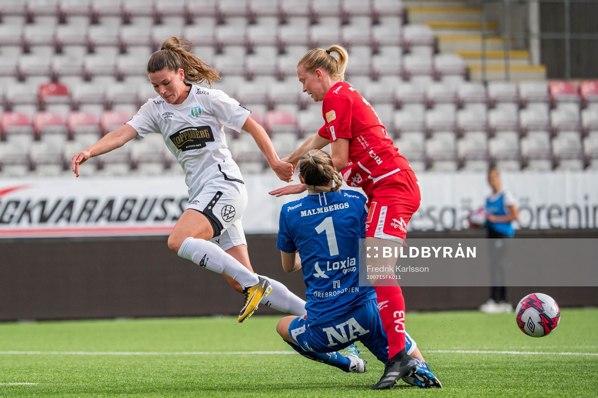 Göteborgs Pauline Hammarlund mot Örebros målvakt Moa