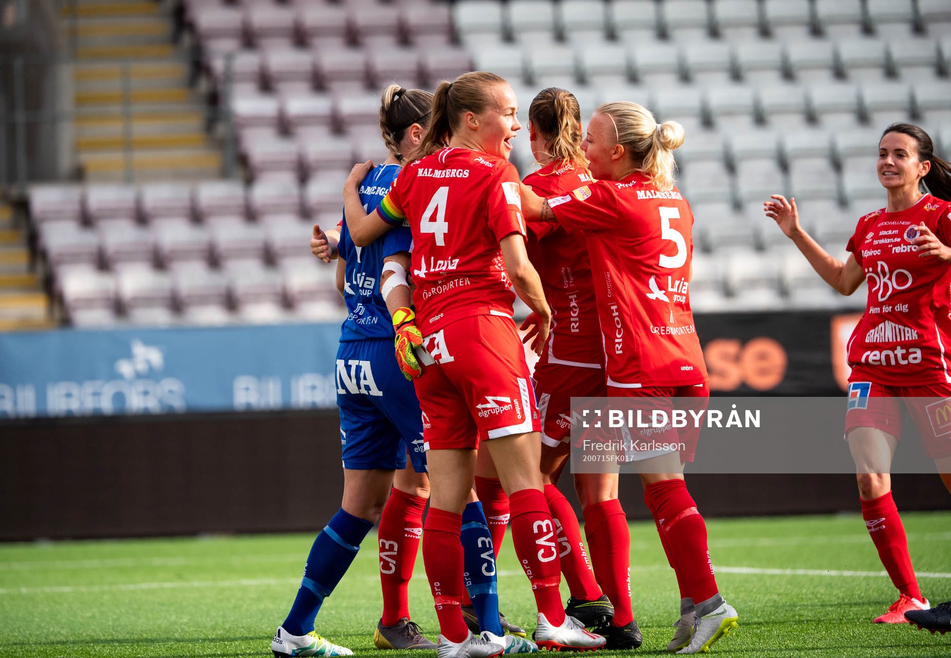 Örebros Frida Abrahamsson jublar med målvakt Moa Öhman
