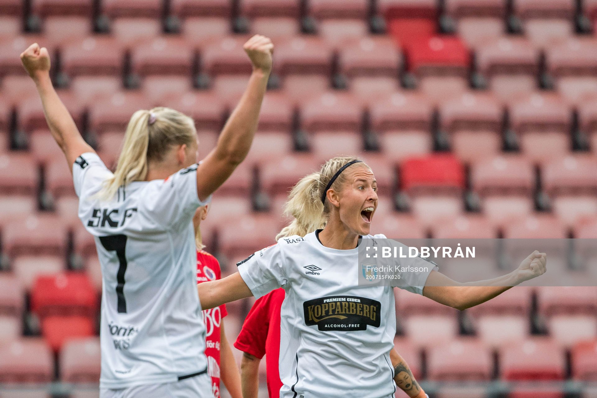 Göteborgs Stina Blackstenius och Emma Kullberg jublar