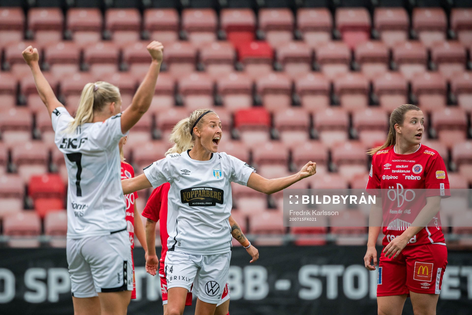 Göteborgs Stina Blackstenius och Emma Kullberg jublar