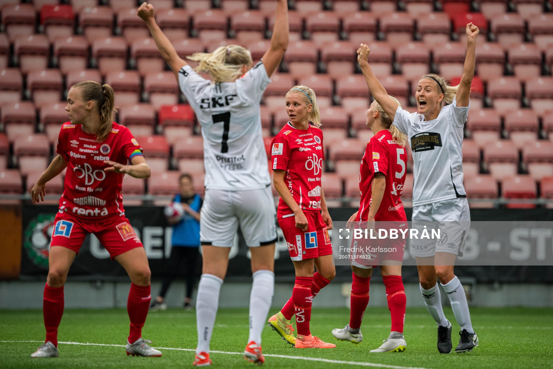 Göteborgs Stina Blackstenius och Emma Kullberg jublar