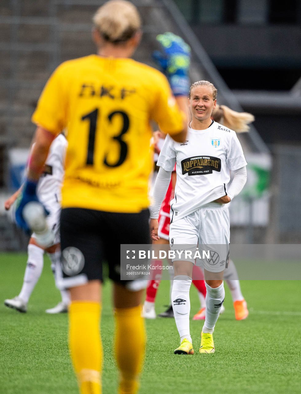 Göteborgs målvakt Jennifer Falk och Filippa Curmark jublar efter vinsten i fotbollsmatchen i Damallsvenskan mellan Örebro och Kopparbergs/Göteborg den 15 juli 2020 i Örebro.
