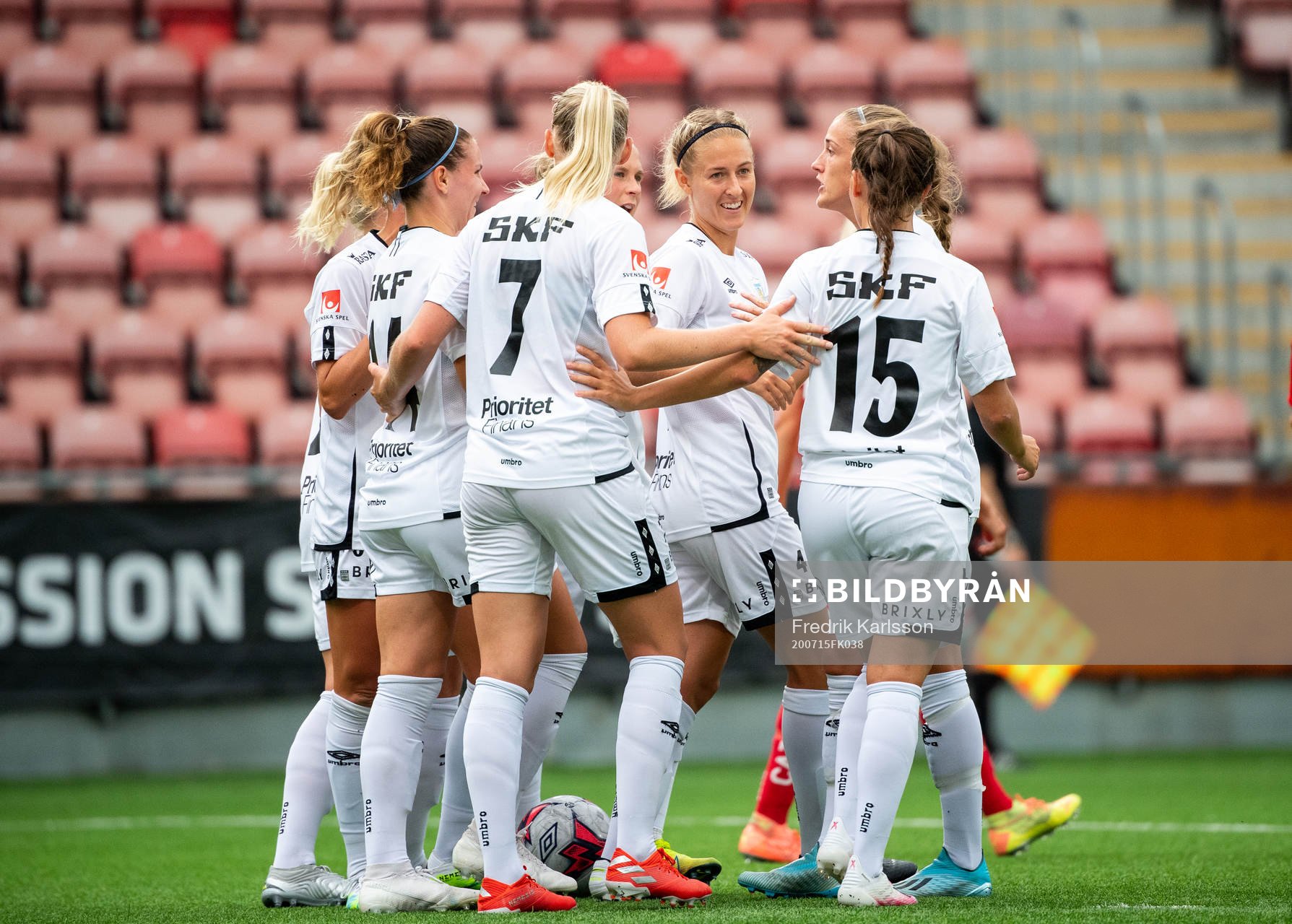 Göteborgs Emma Kullberg jublar med lagkamrater efter hon gjort 0-1 under fotbollsmatchen i Damallsvenskan mellan Örebro och Kopparbergs/Göteborg den 15 juli 2020 i Örebro.