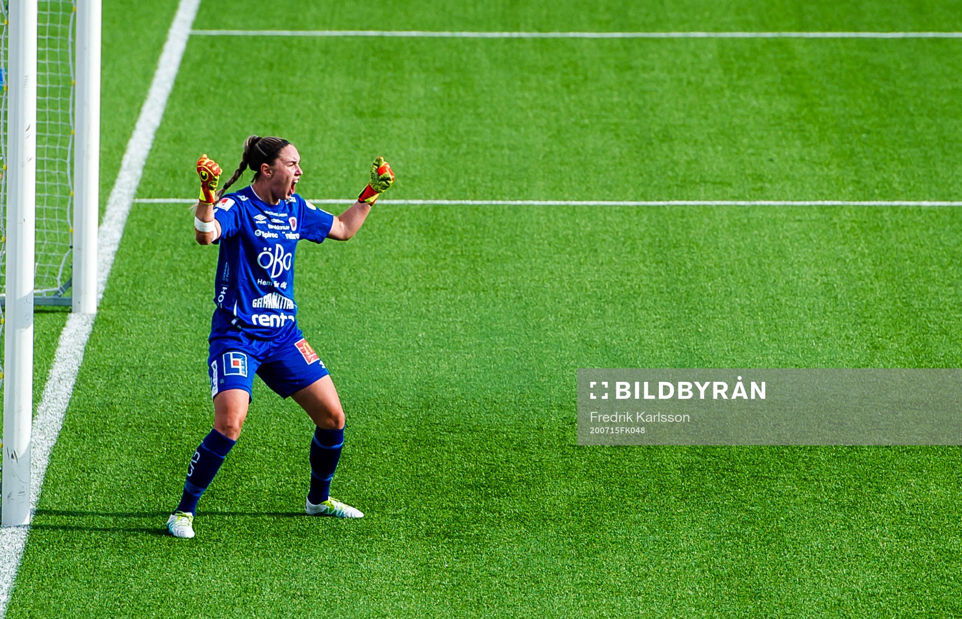 Örebros målvakt Moa Öhman jublar